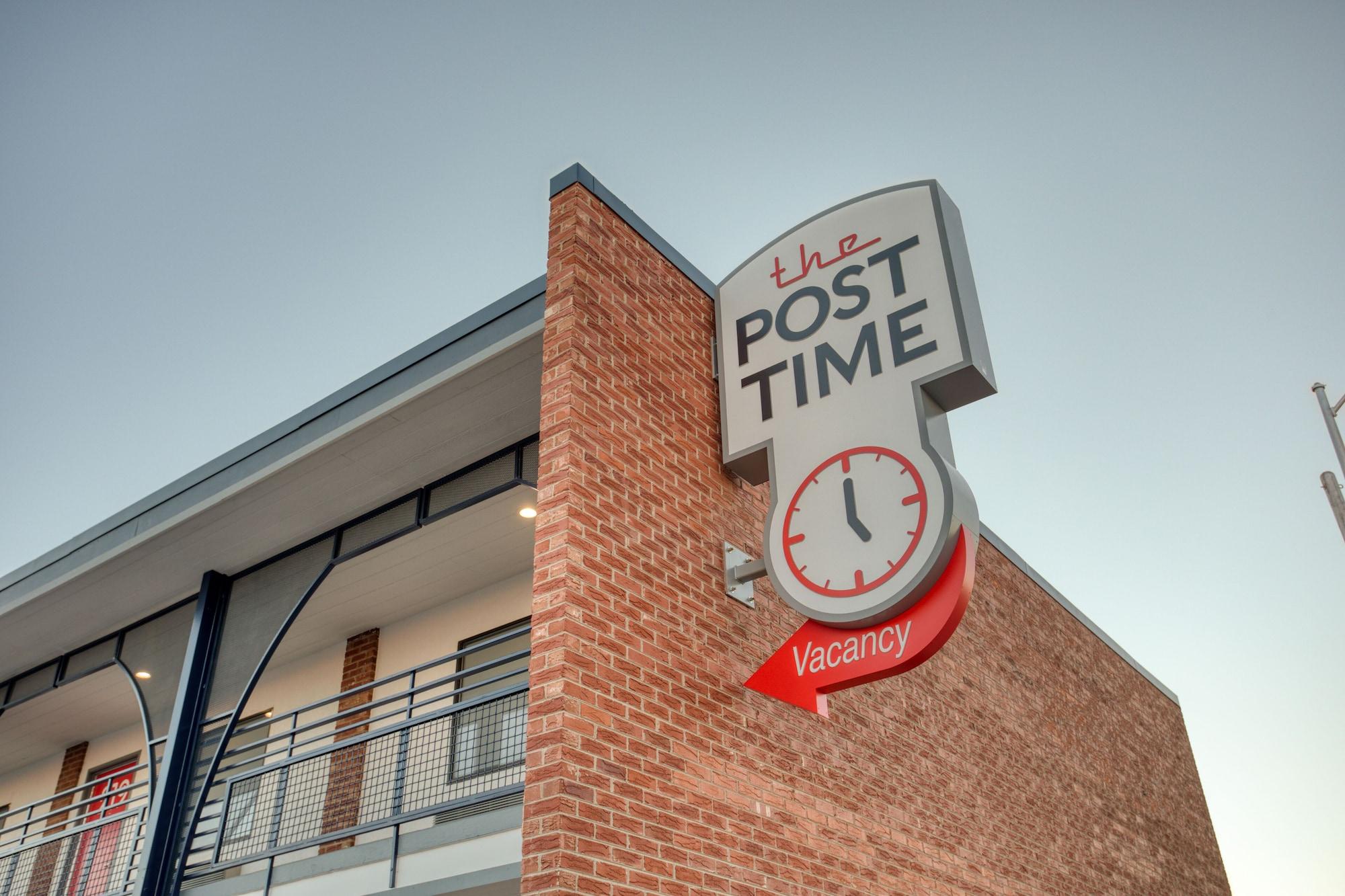 Vista Exterior Post Time Inn