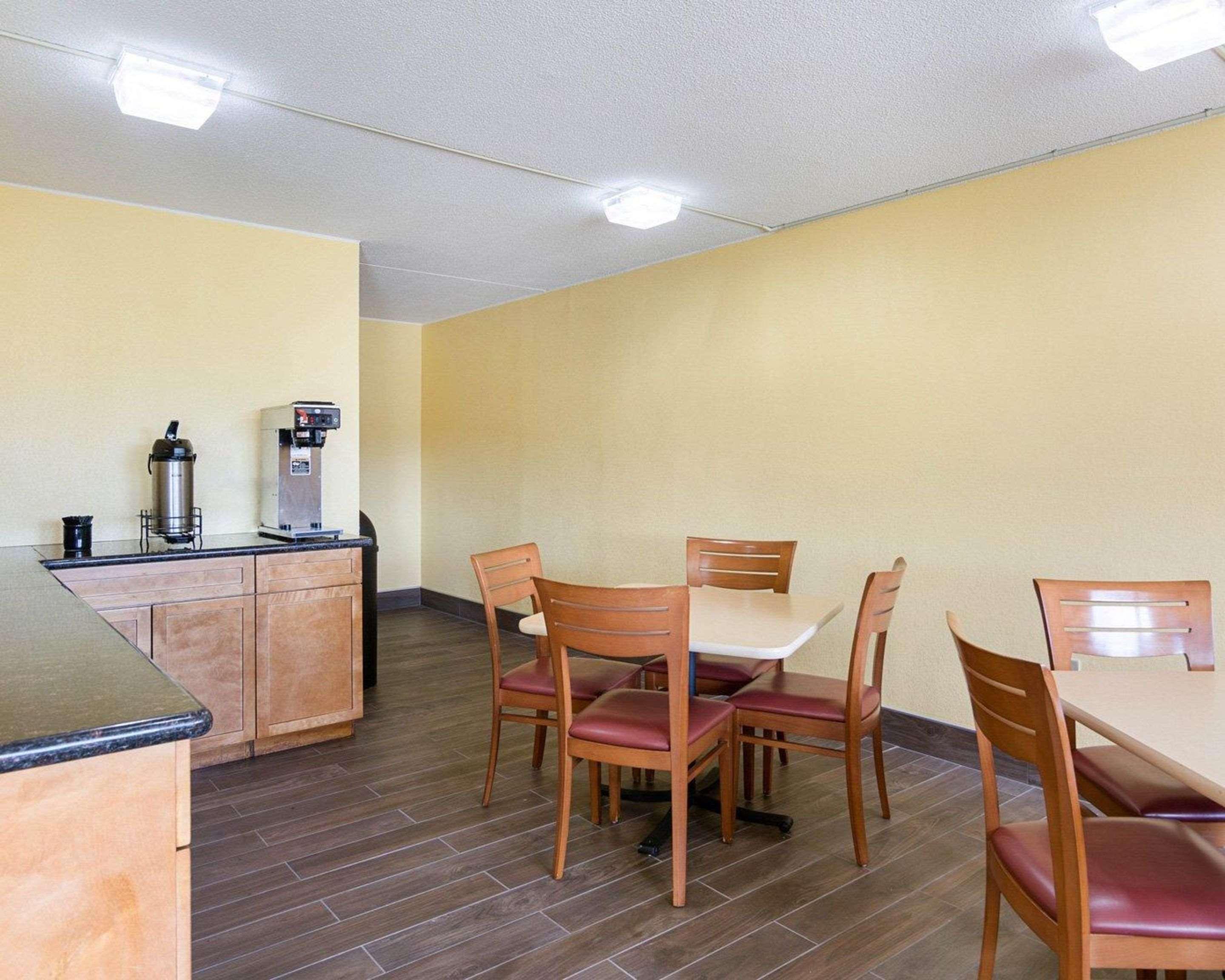 Restaurant Rodeway Inn Joint Base Andrews Area