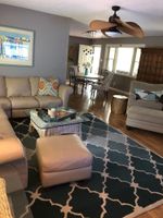 Alquiler Vacacional - Perfect lakefront home with large screen room for family fun on Lake Hamilton