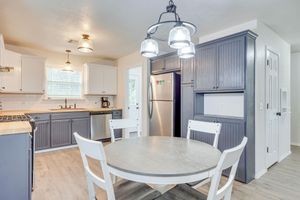 Arriendo temporal - Updated Home w/ Yard ~ 14 Mi to Quartz Mountain!