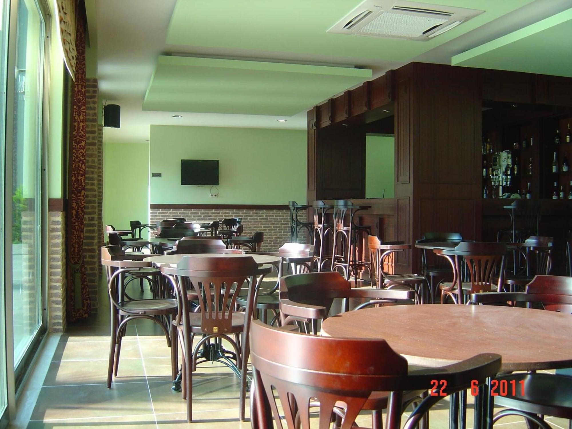 Restaurant Side Lowe Hotel