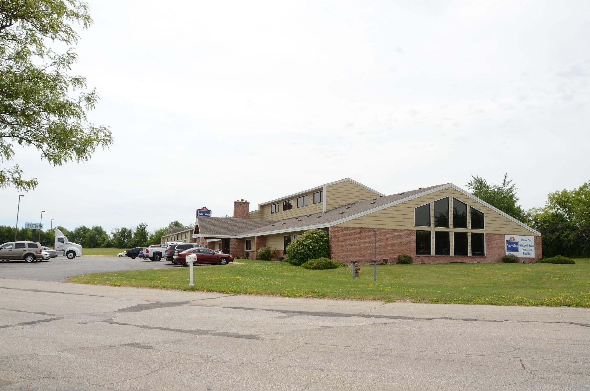 Vista Exterior AmericInn by Wyndham West Burlington