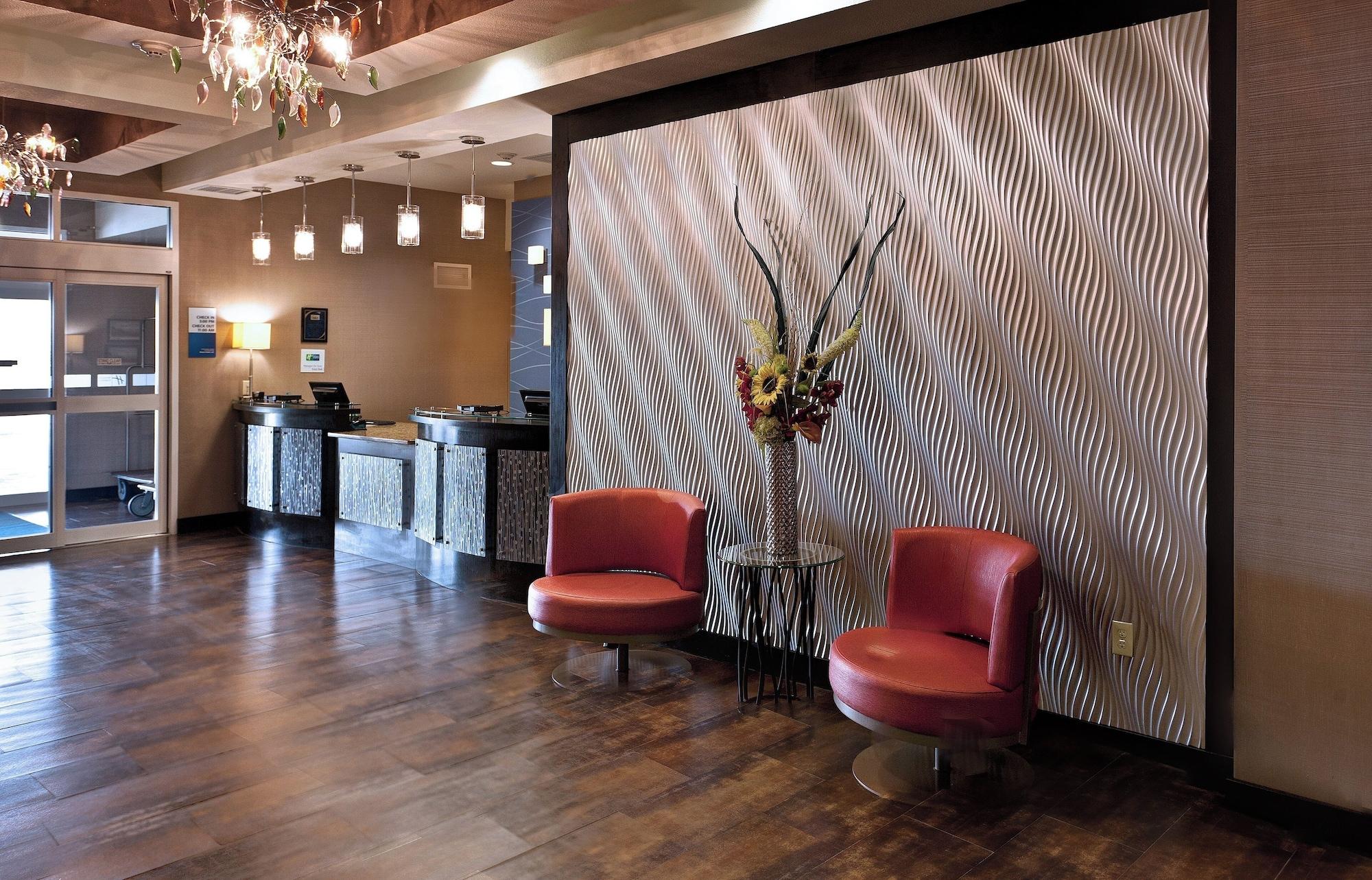 Vista Exterior Holiday Inn Express & Suites Wichita Northwest by IHG