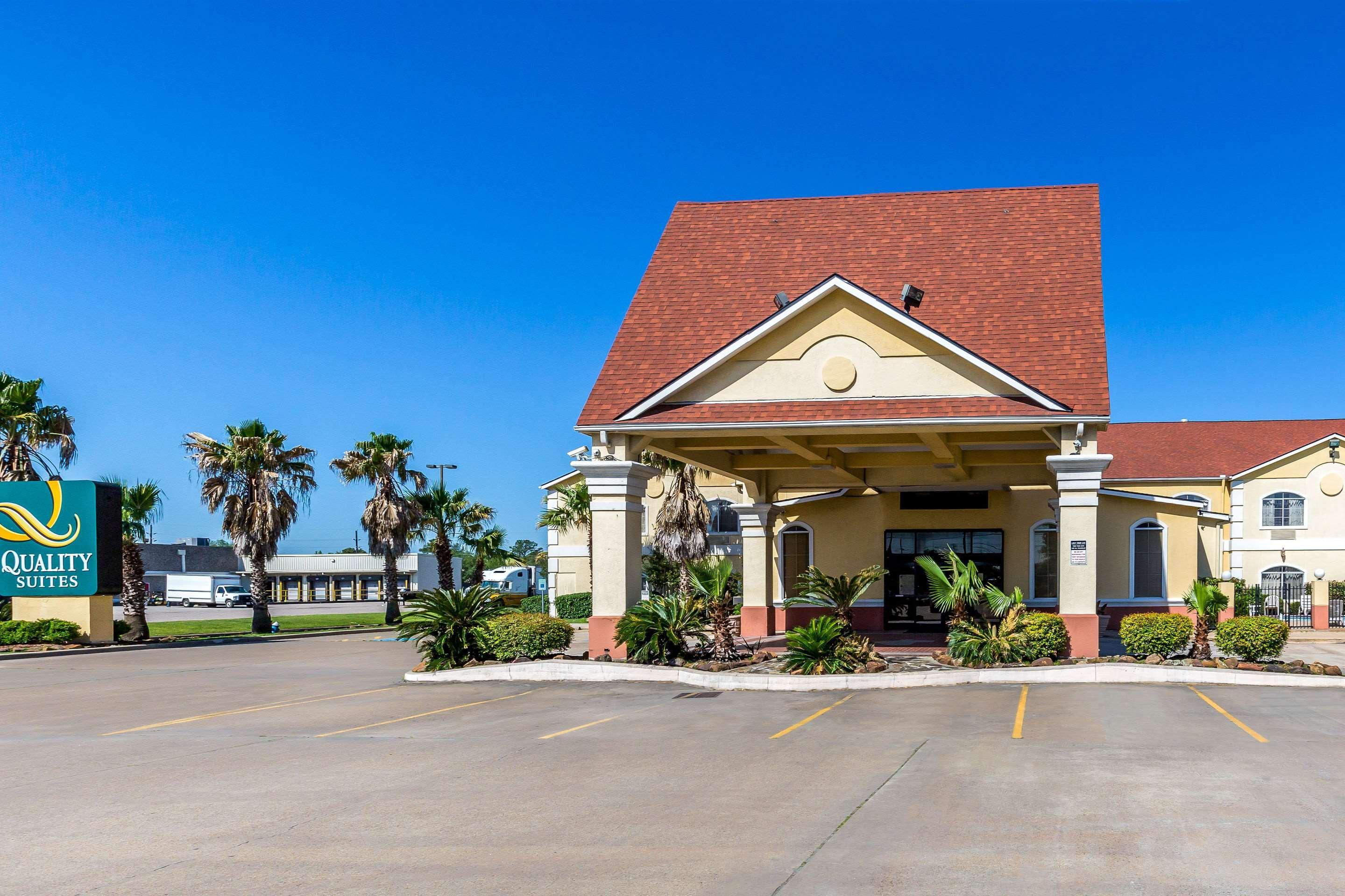 Vista Exterior Quality Suites Houston North - Spring