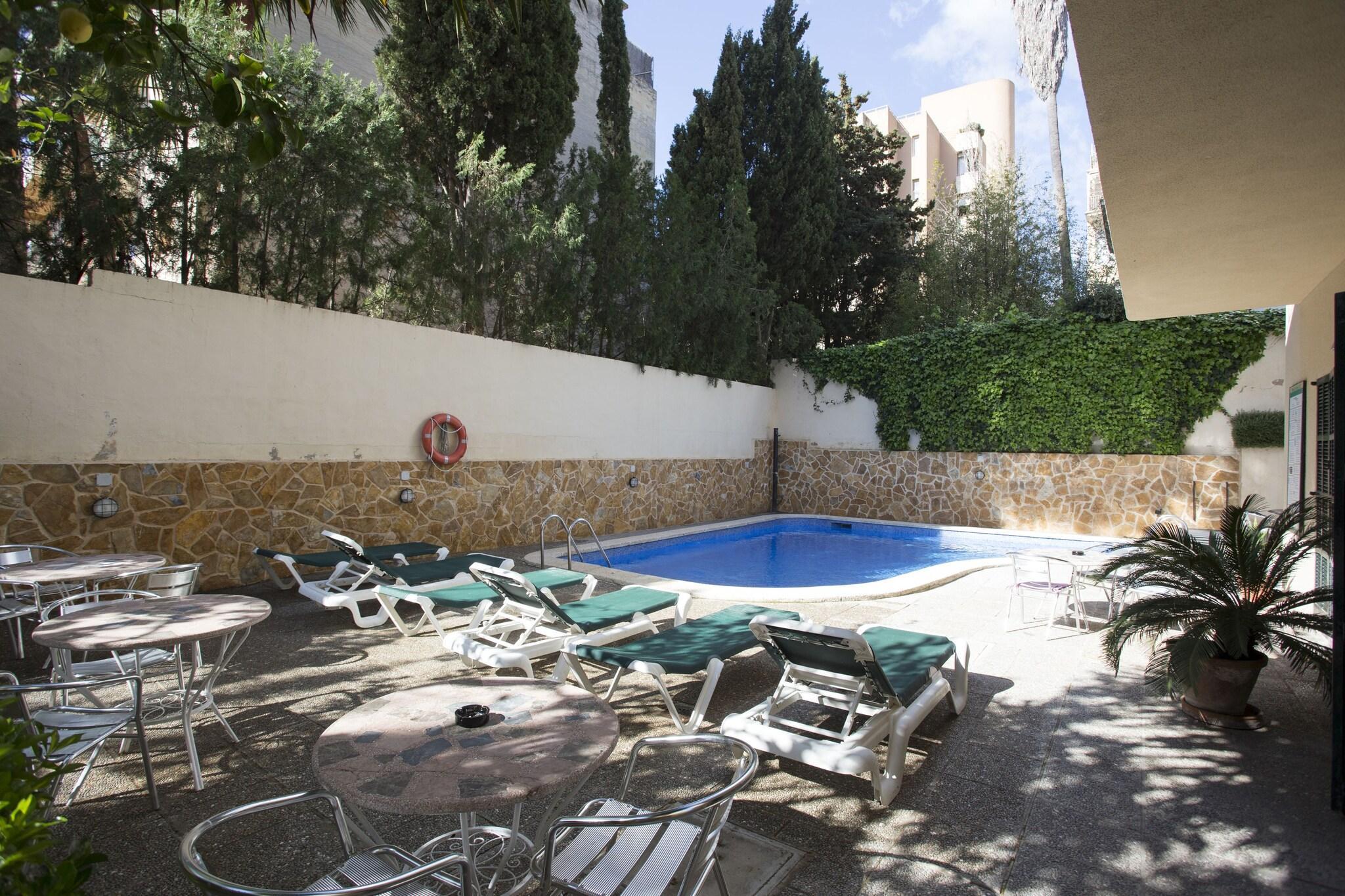 Vista Piscina Hostal Bonany