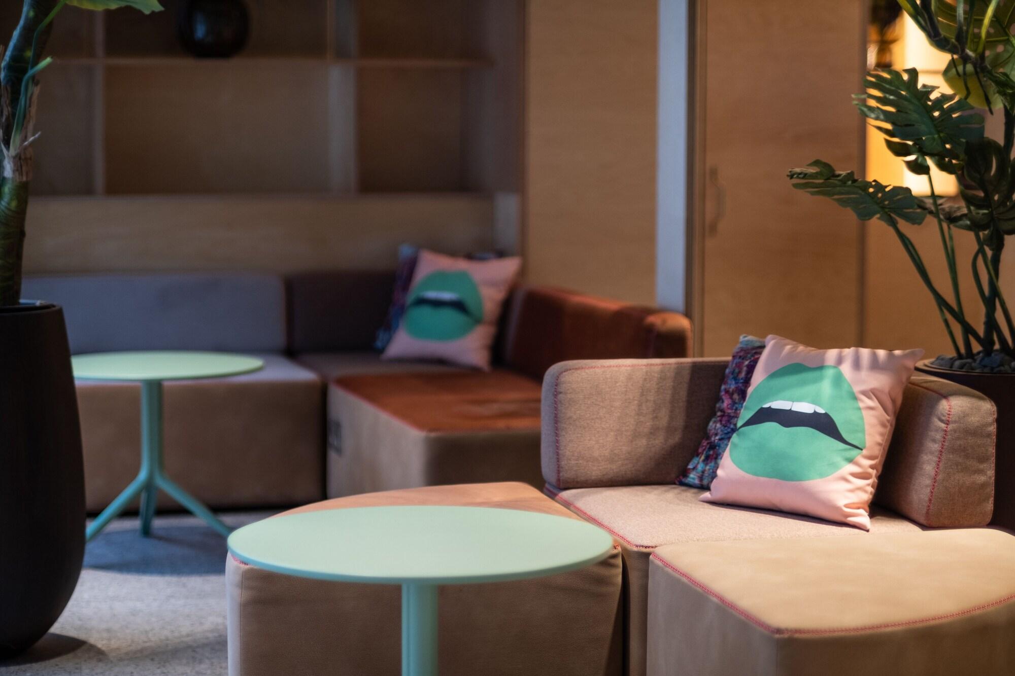 Vista Lobby Bunks at Rode