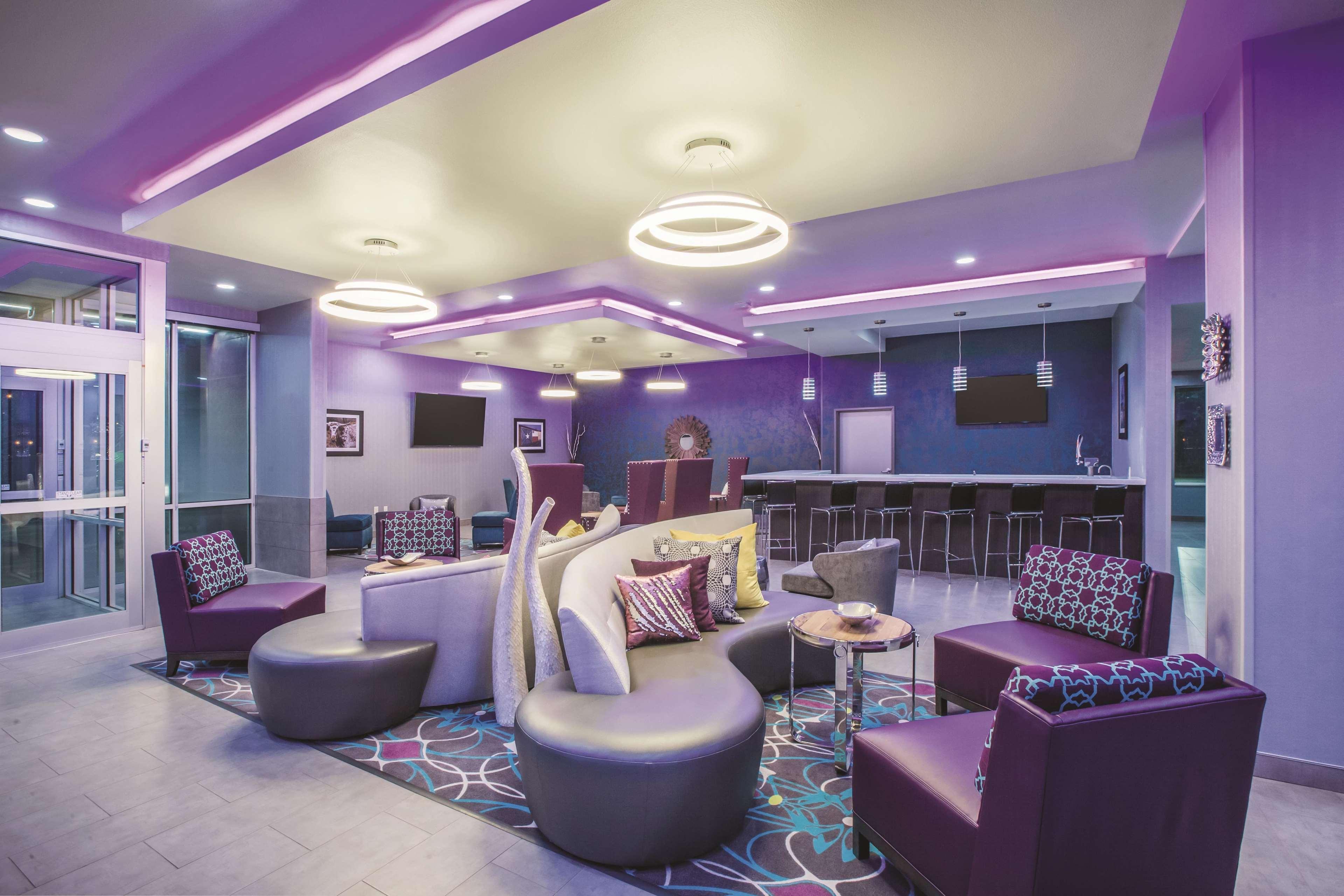 Vista Lobby La Quinta Inn & Suites by Wyndham Lubbock South
