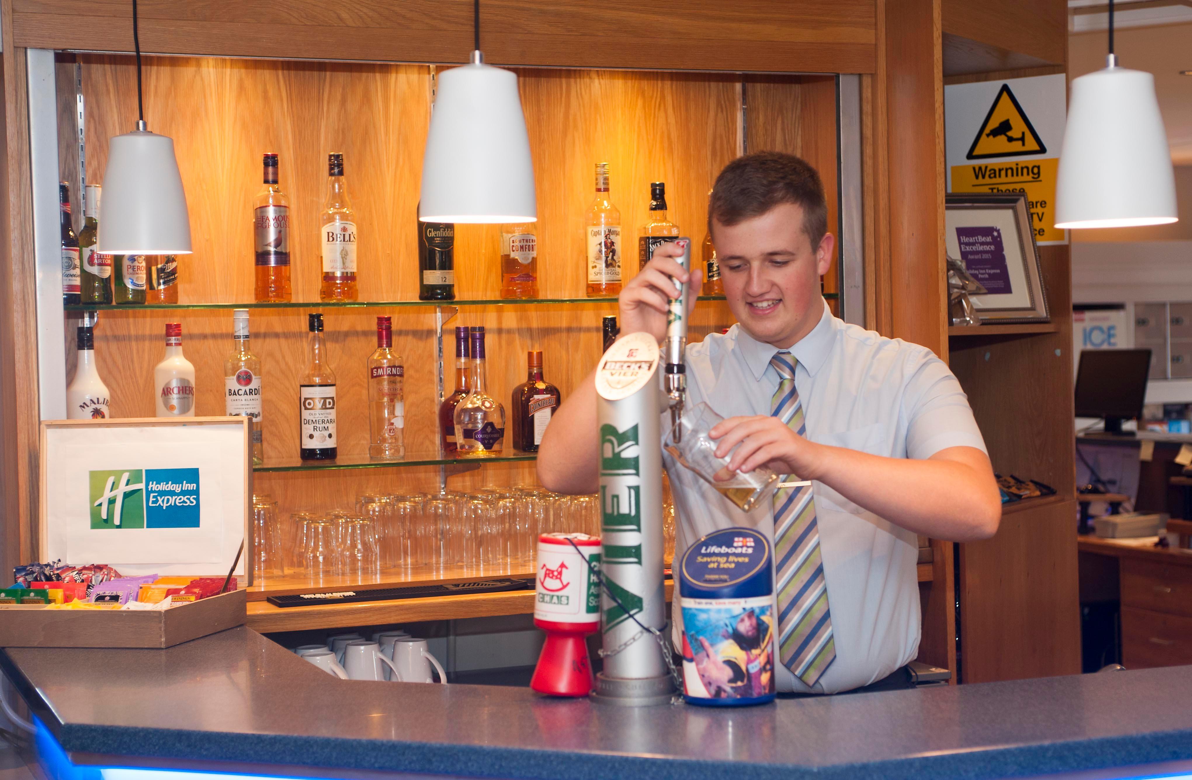 Bar/Salón Holiday Inn Express Perth by IHG