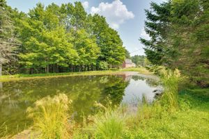 Alquiler Vacacional - Fire Pit & On-site Pond: Wooded Walton Home!