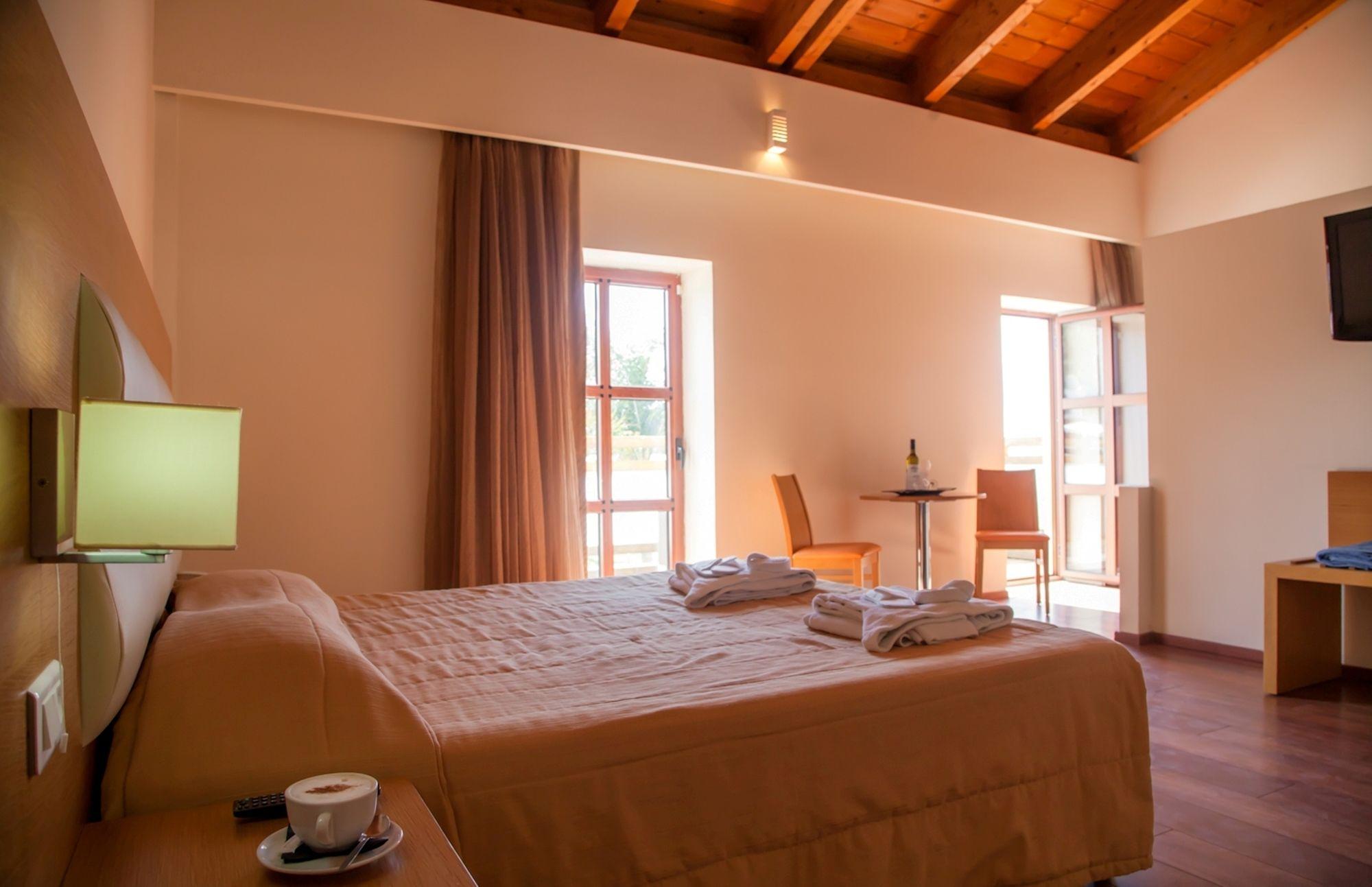 Guest room Villa Di Mare Luxury Suites