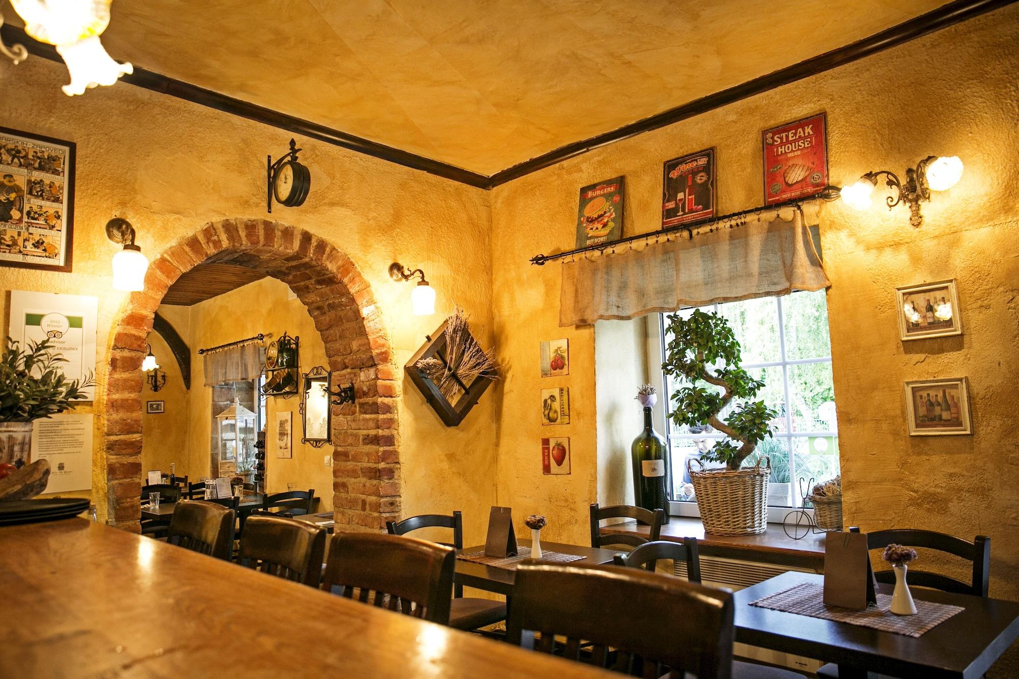 Bar/Salón Apartments Hiša Pod Gradom