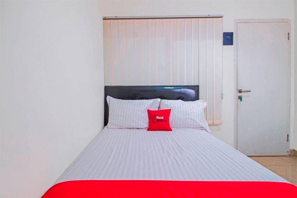 Varios RedDoorz @ Salemba Raya