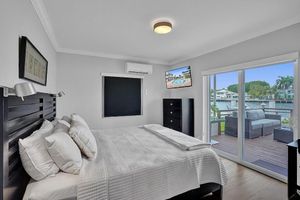 Alquiler Vacacional - 5 minutes to the beach. Watch perfect sunsets and yachts on your private deck.