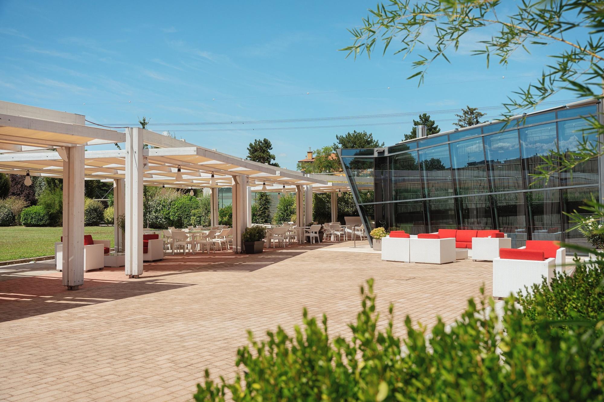 Vista Exterior Rmh Modena Des Arts