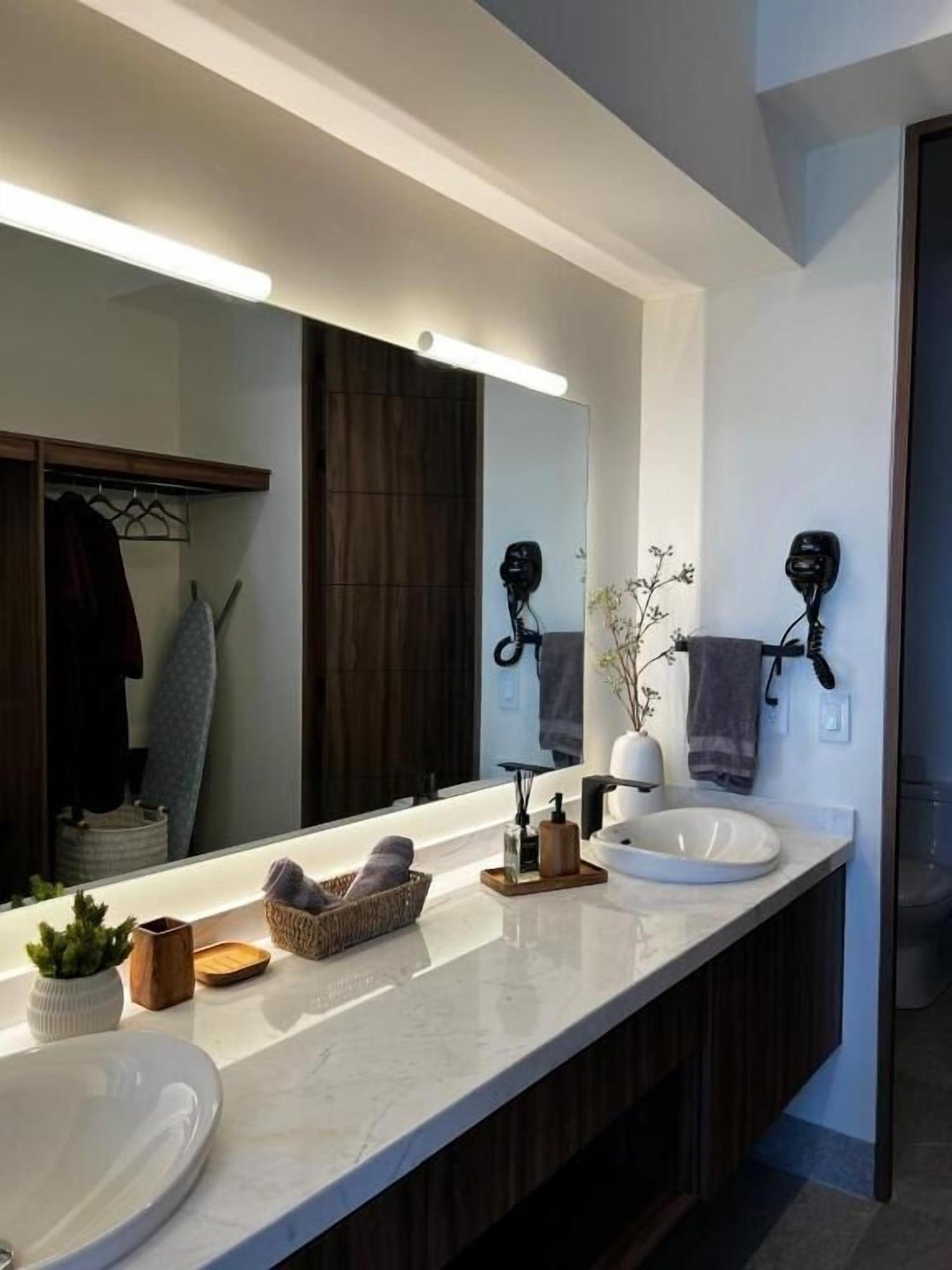 Equipamiento de Habitación Torre Omega Black