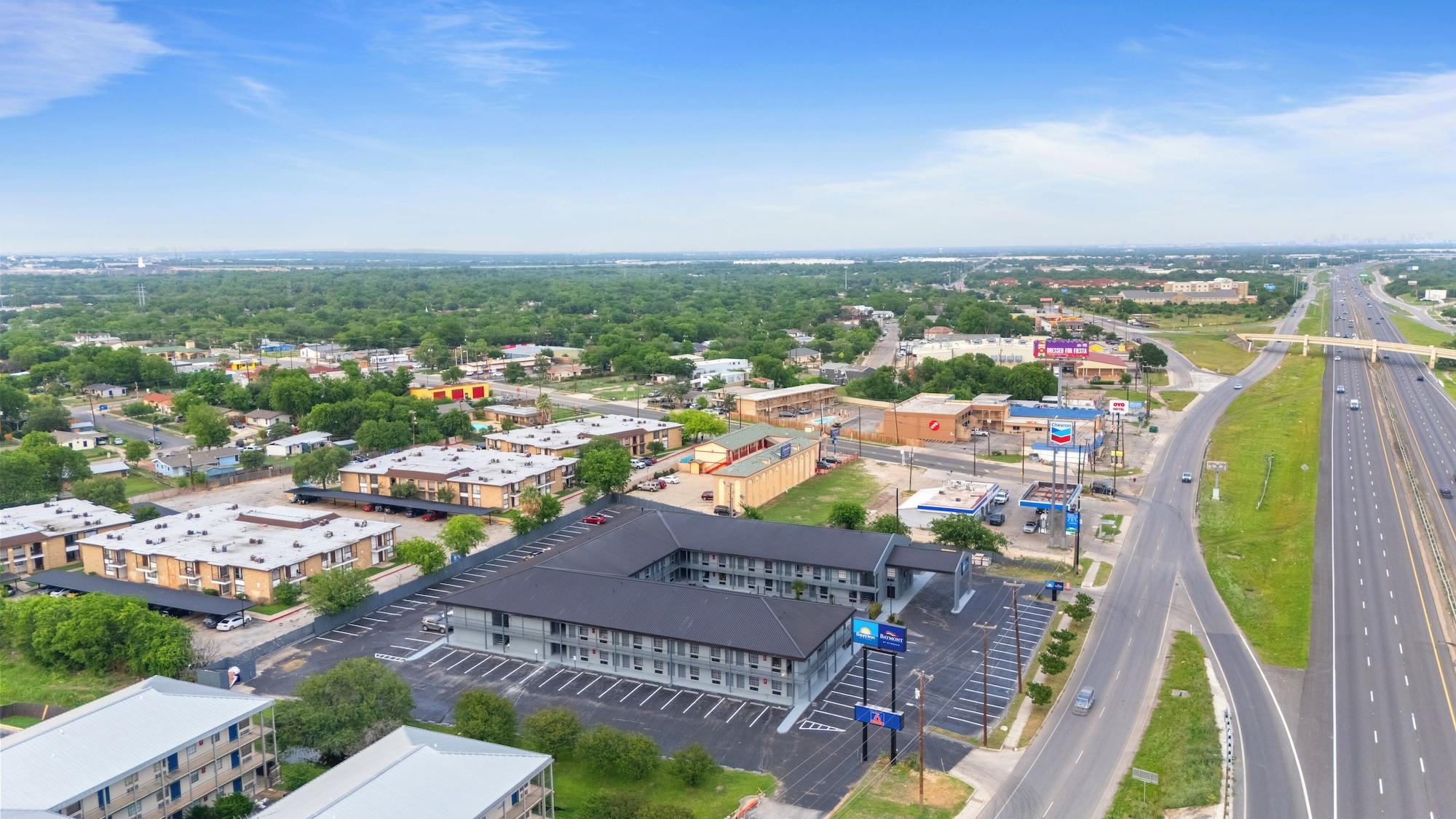 Vista Exterior Days Inn By Wyndham San Antonio Near Lackland Afb