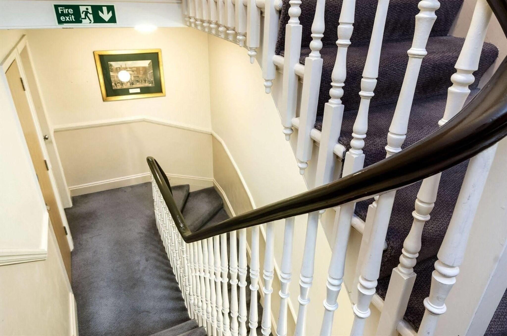 Vista Lobby Coronation Hotel