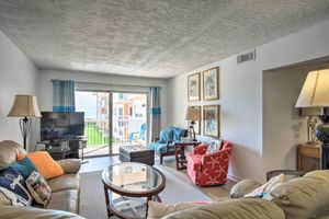 Alquiler Vacacional - Sunny Cocoa Beach Condo w/ Balcony & Pool Access