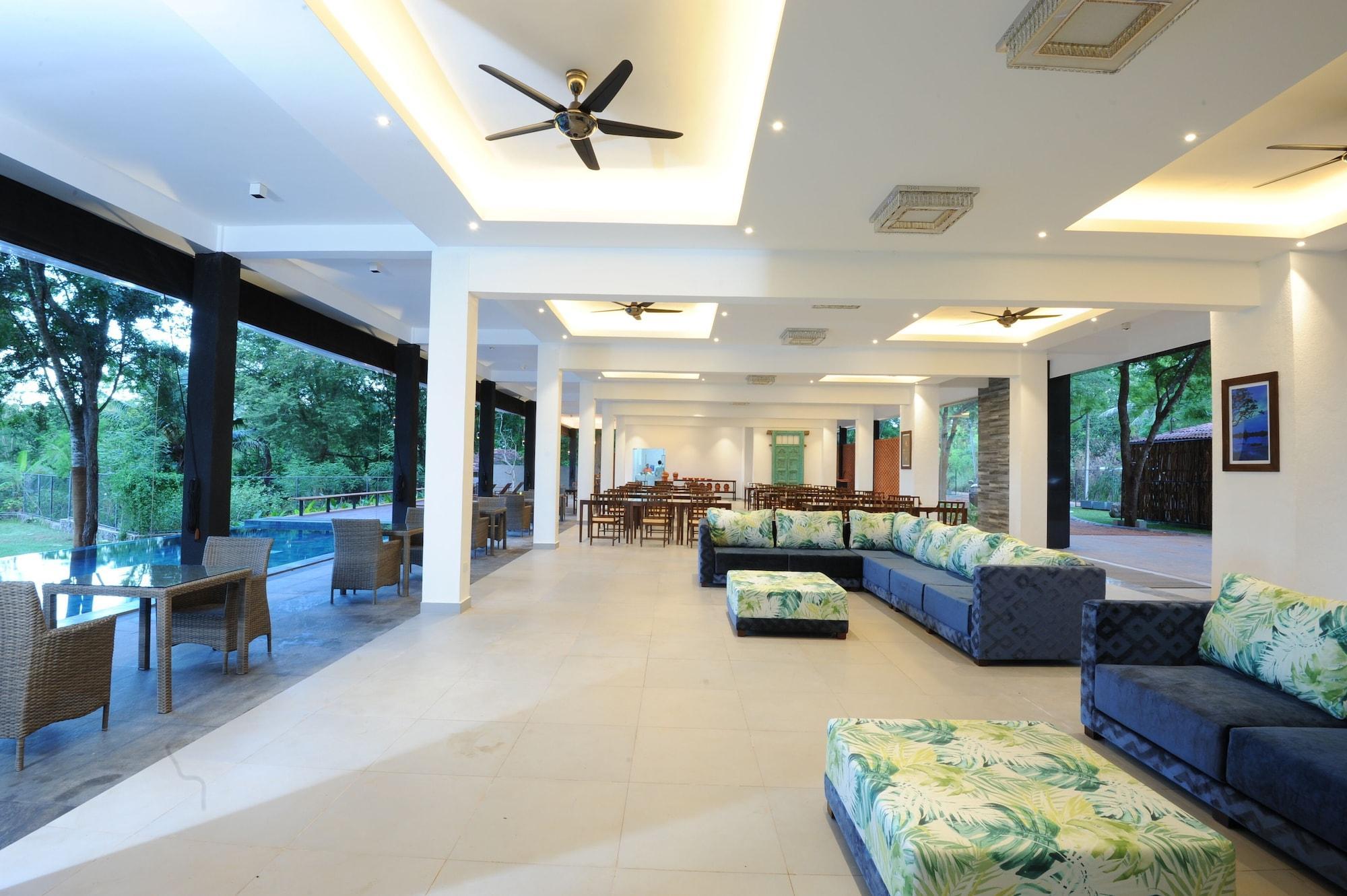 Vista Lobby The Lake Forest Hotel