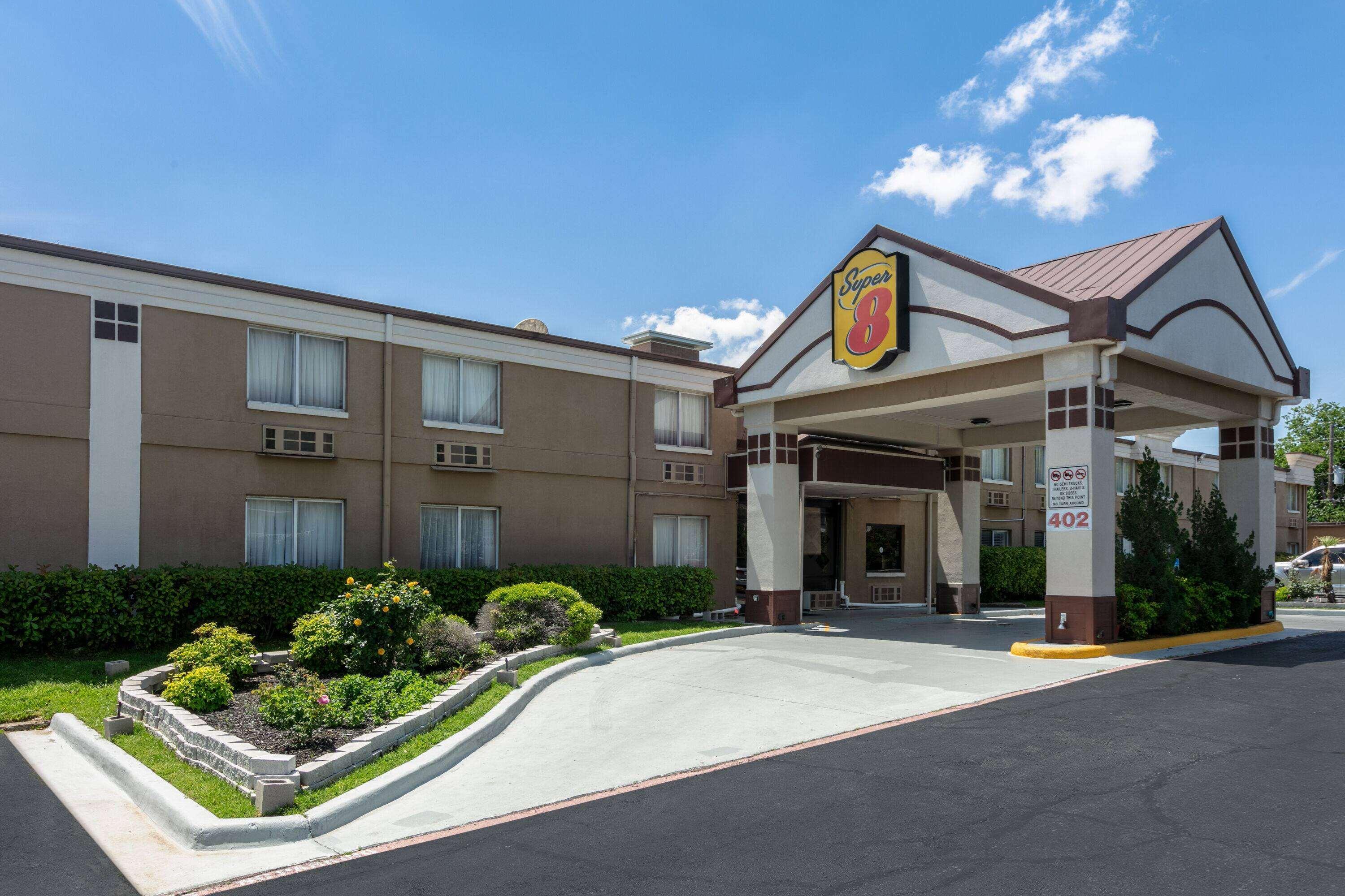 Vista Exterior Super 8 by Wyndham Grand Prairie North
