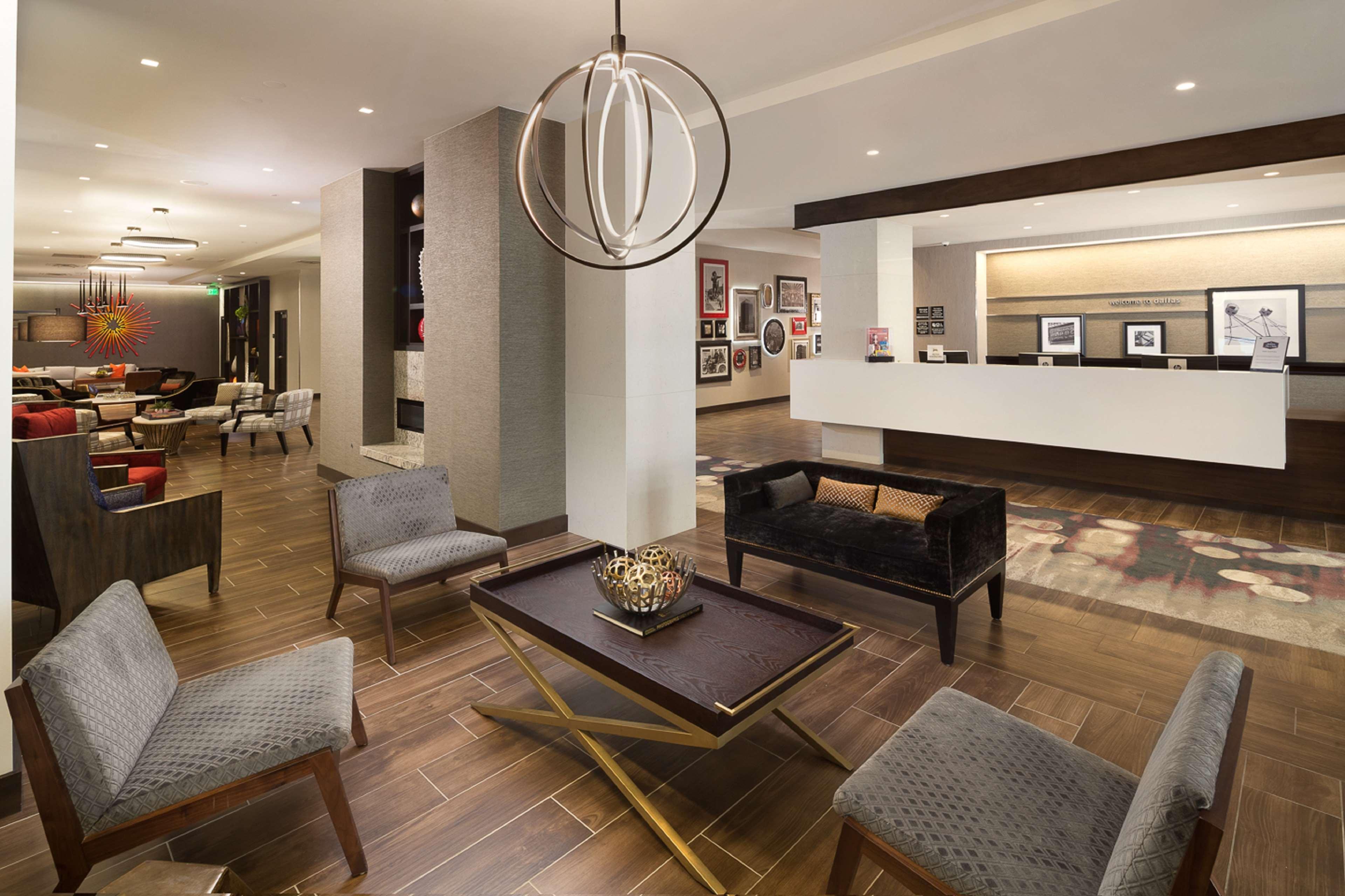 Vista Lobby Hampton Inn & Suites Dallas Downtown