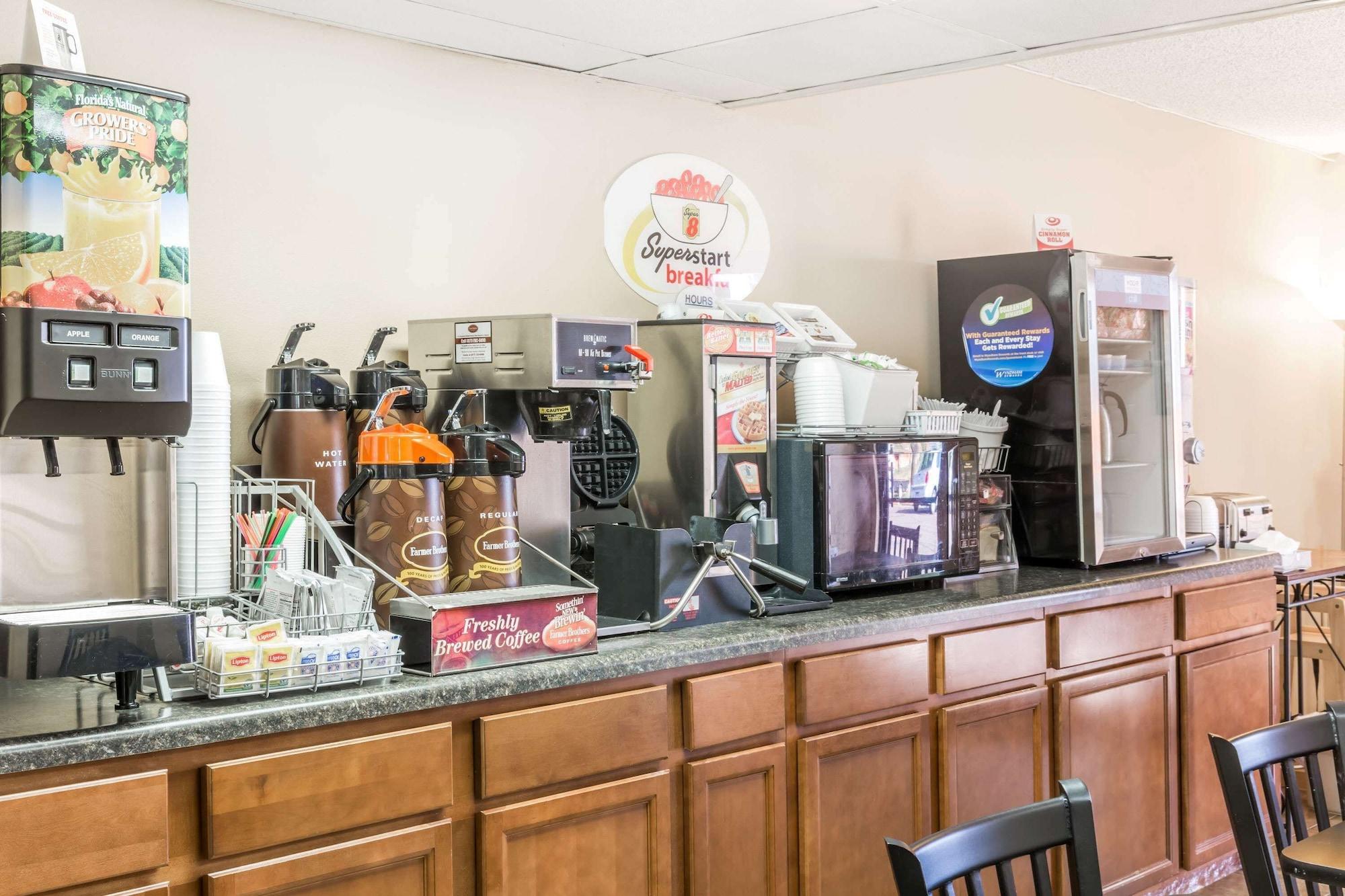 Restaurant Super 8 by Wyndham Luverne