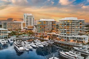 Alojamiento - Pier Sixty-Six (Pier 66)