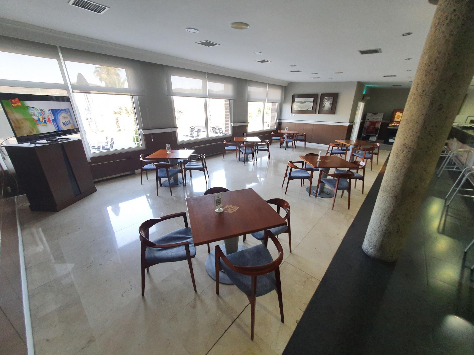 Bar/Salón Hotel Azar