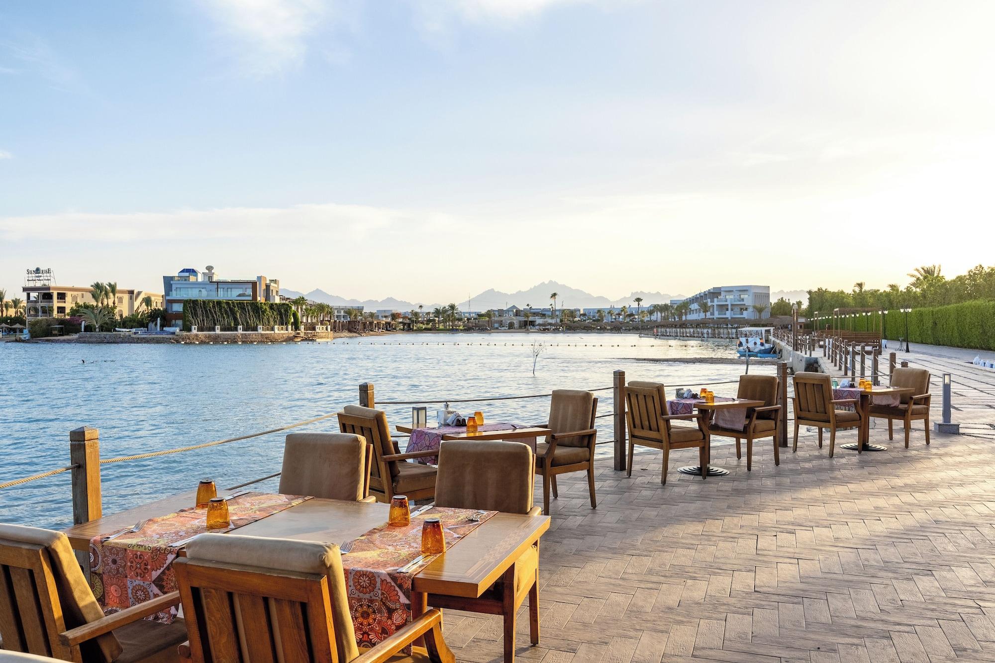Restaurant SUNRISE Crystal Bay Resort - Grand Select