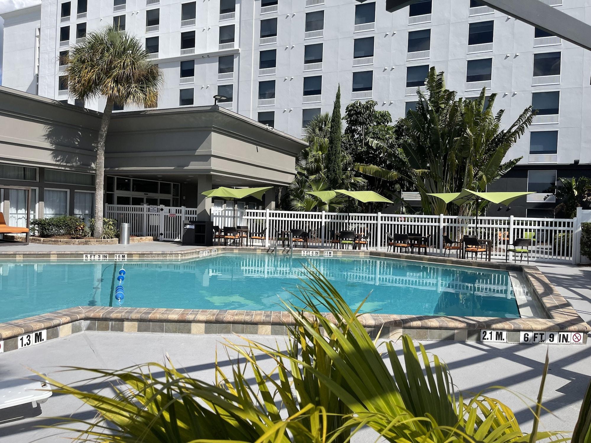Vista Piscina Courtyard by Marriott across Universal Orlando
