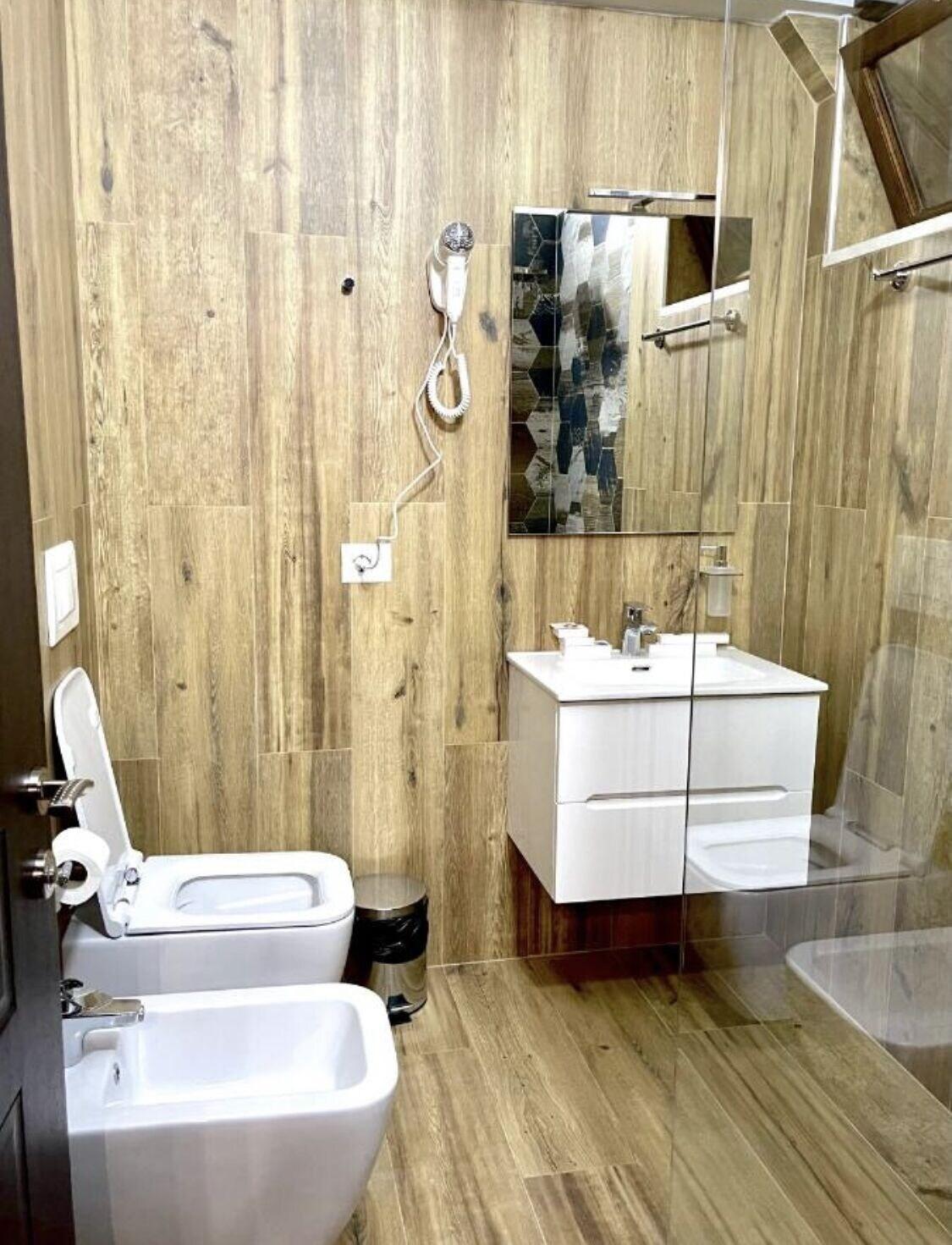 Equipamiento de Habitación White House Berat