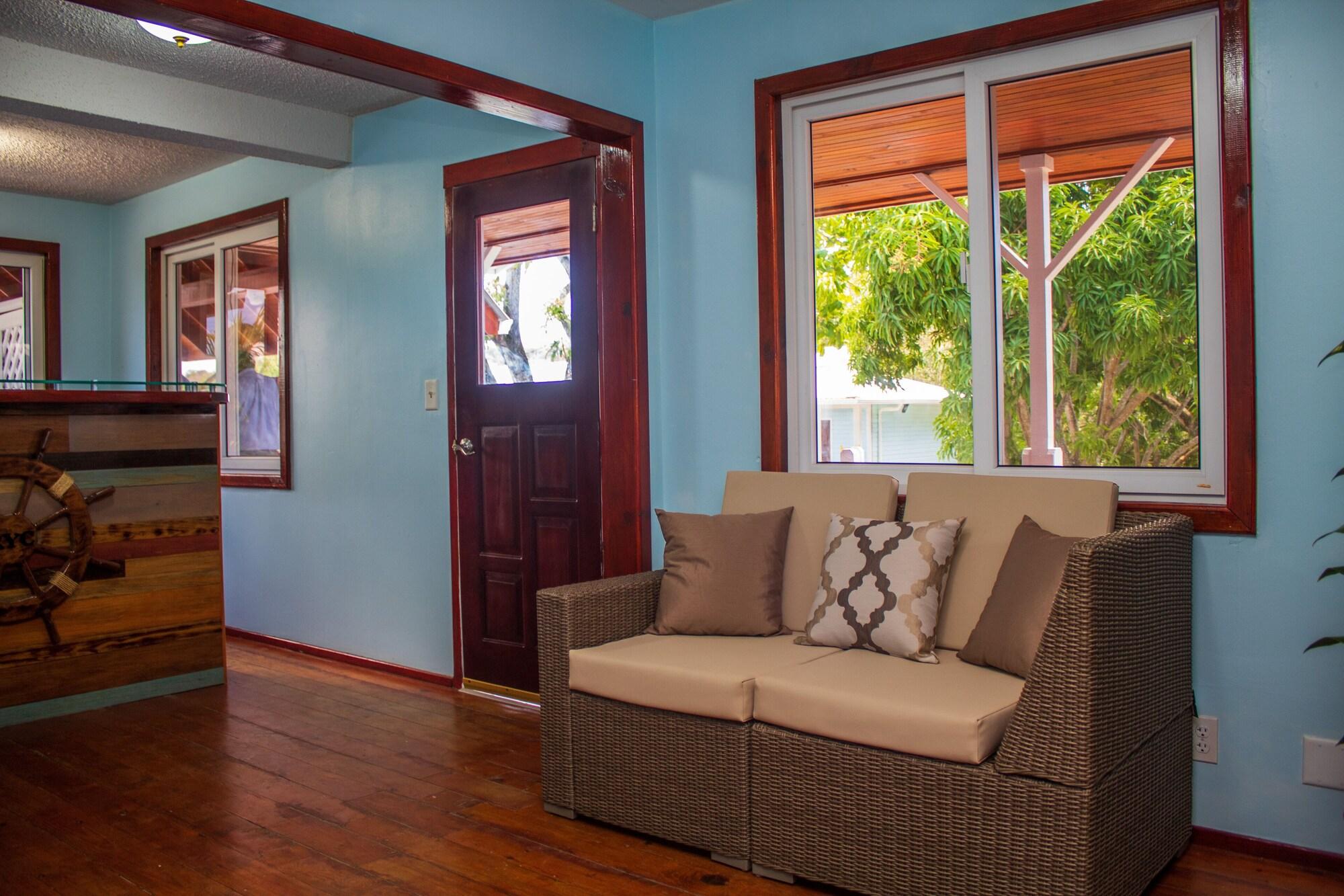 Vista Lobby Hotel and Dive Center Roatan Yacht Club