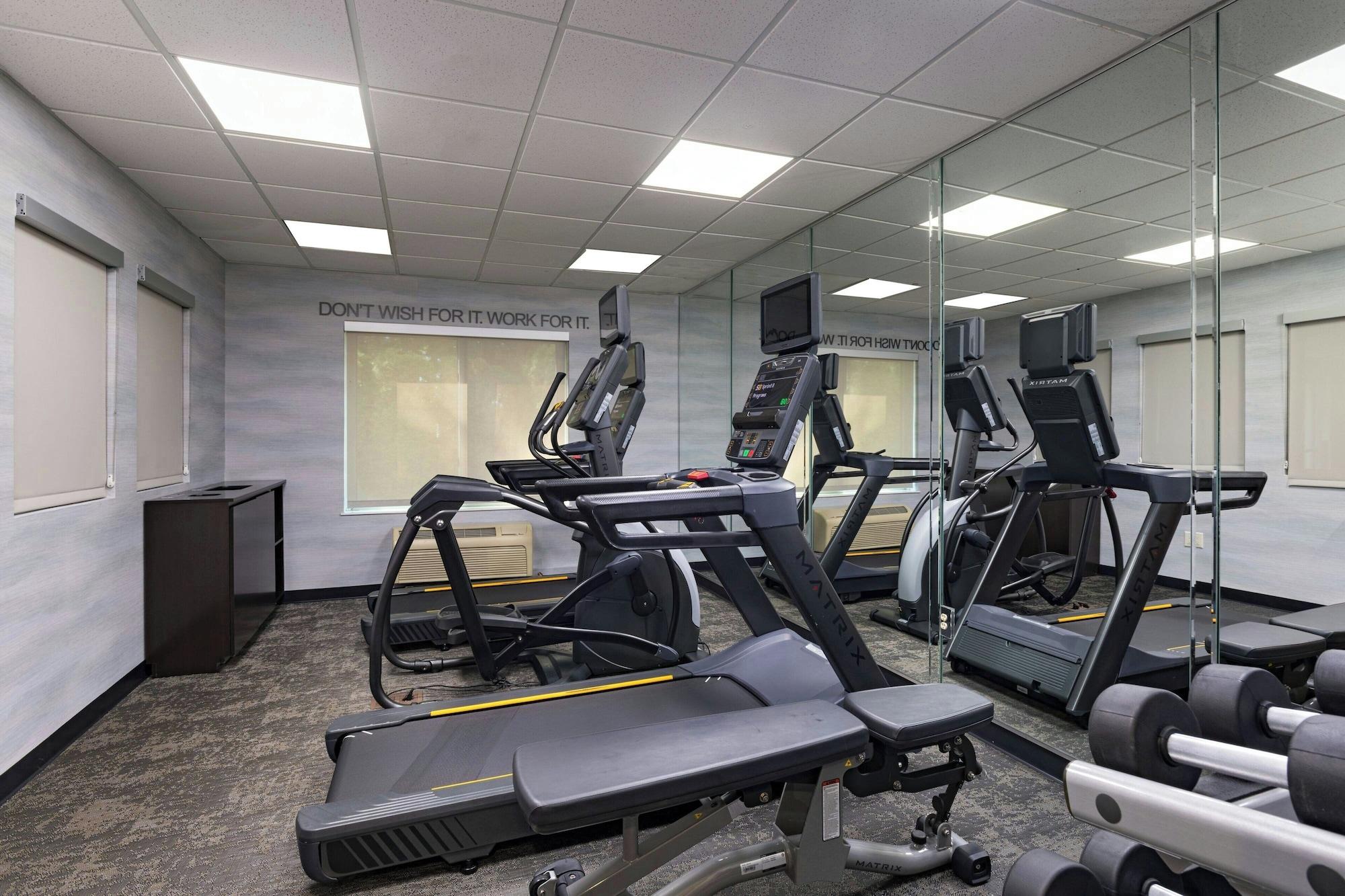 Gimnasio Fairfield Inn by Marriott Medford Long Island