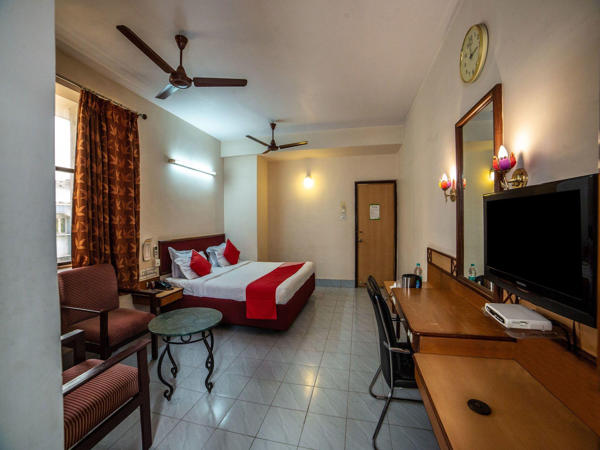 Varios OYO 14670 Saaket Residency