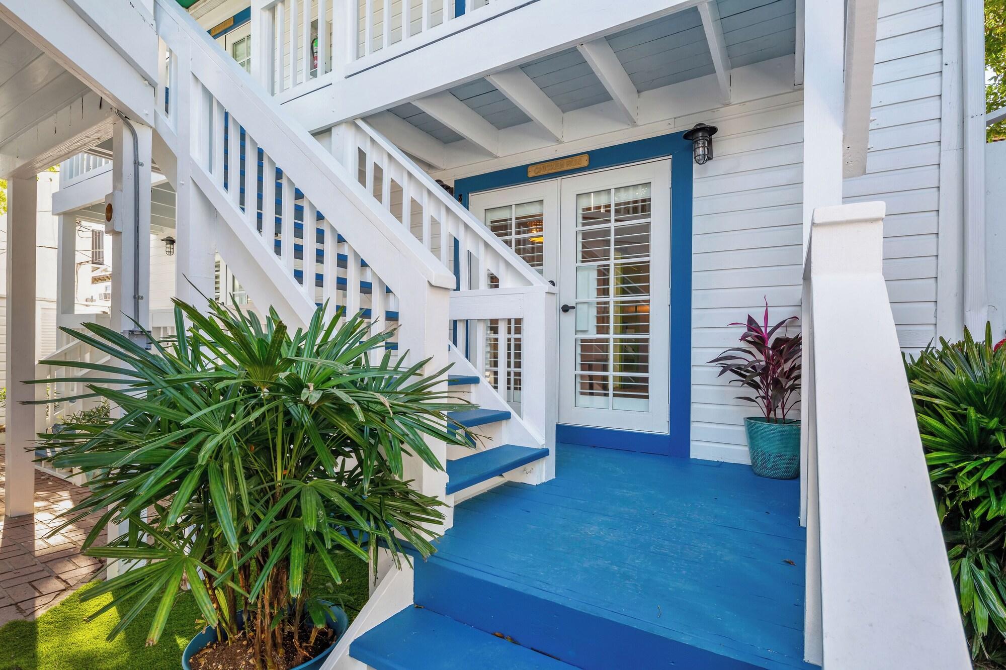 Varios Custom House Inn