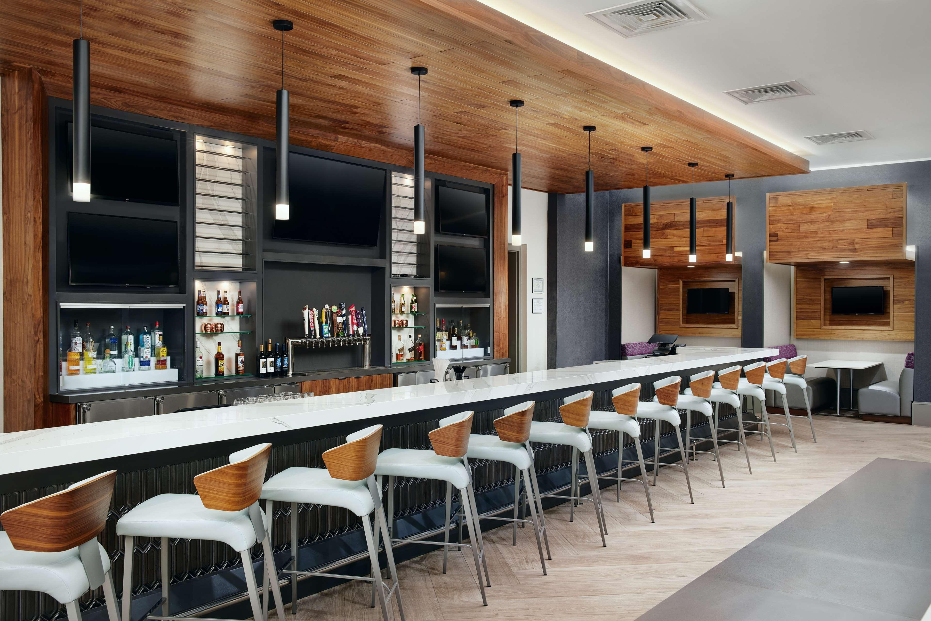 Bar/Salón Embassy Suites by Hilton Atlanta Airport North