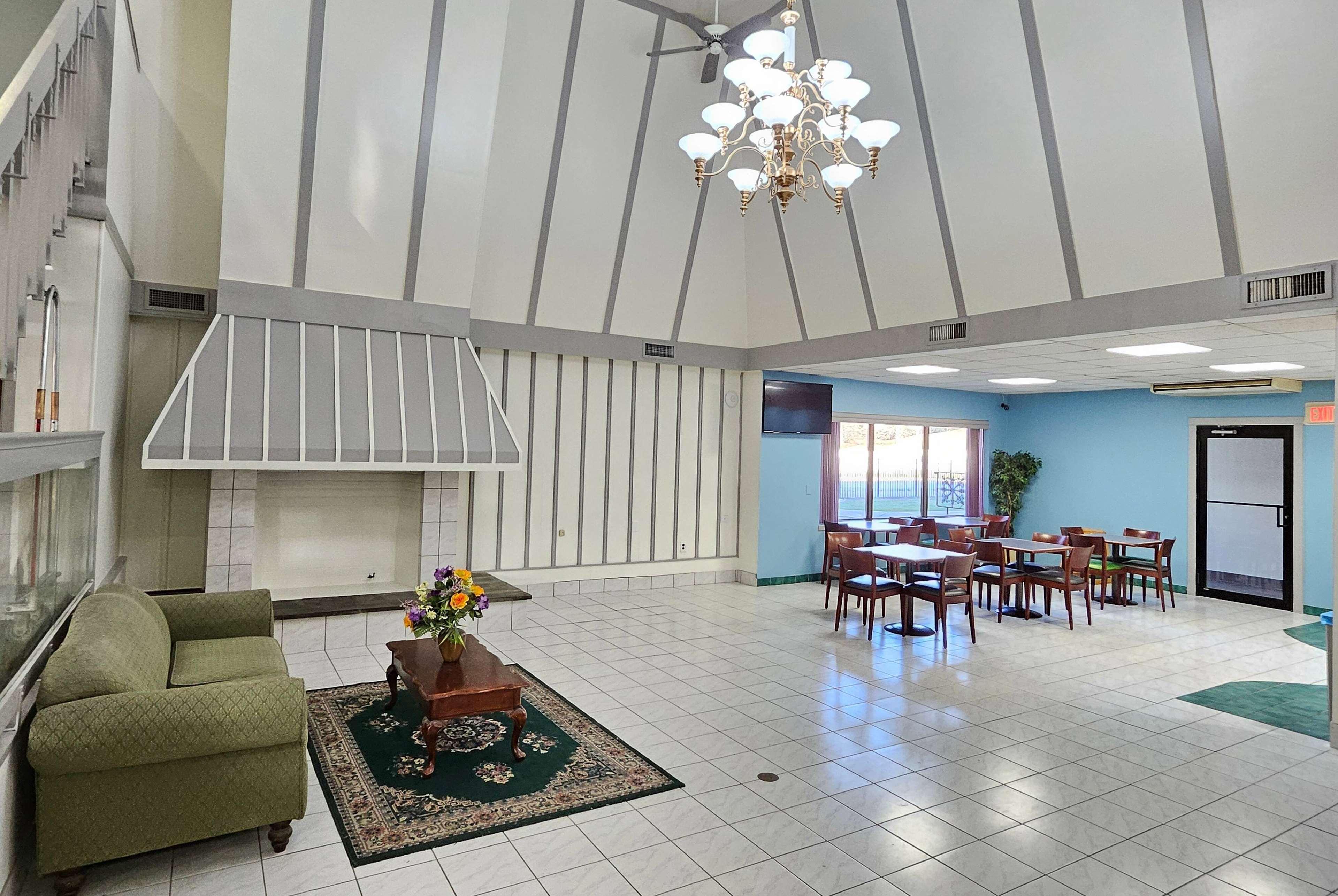 Vista Lobby Days Inn by Wyndham Berlin Meriden