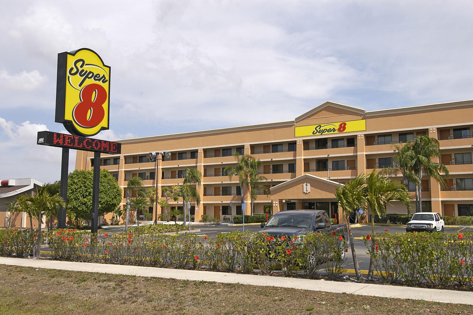 Vista Exterior Super 8 by Wyndham Fort Myers