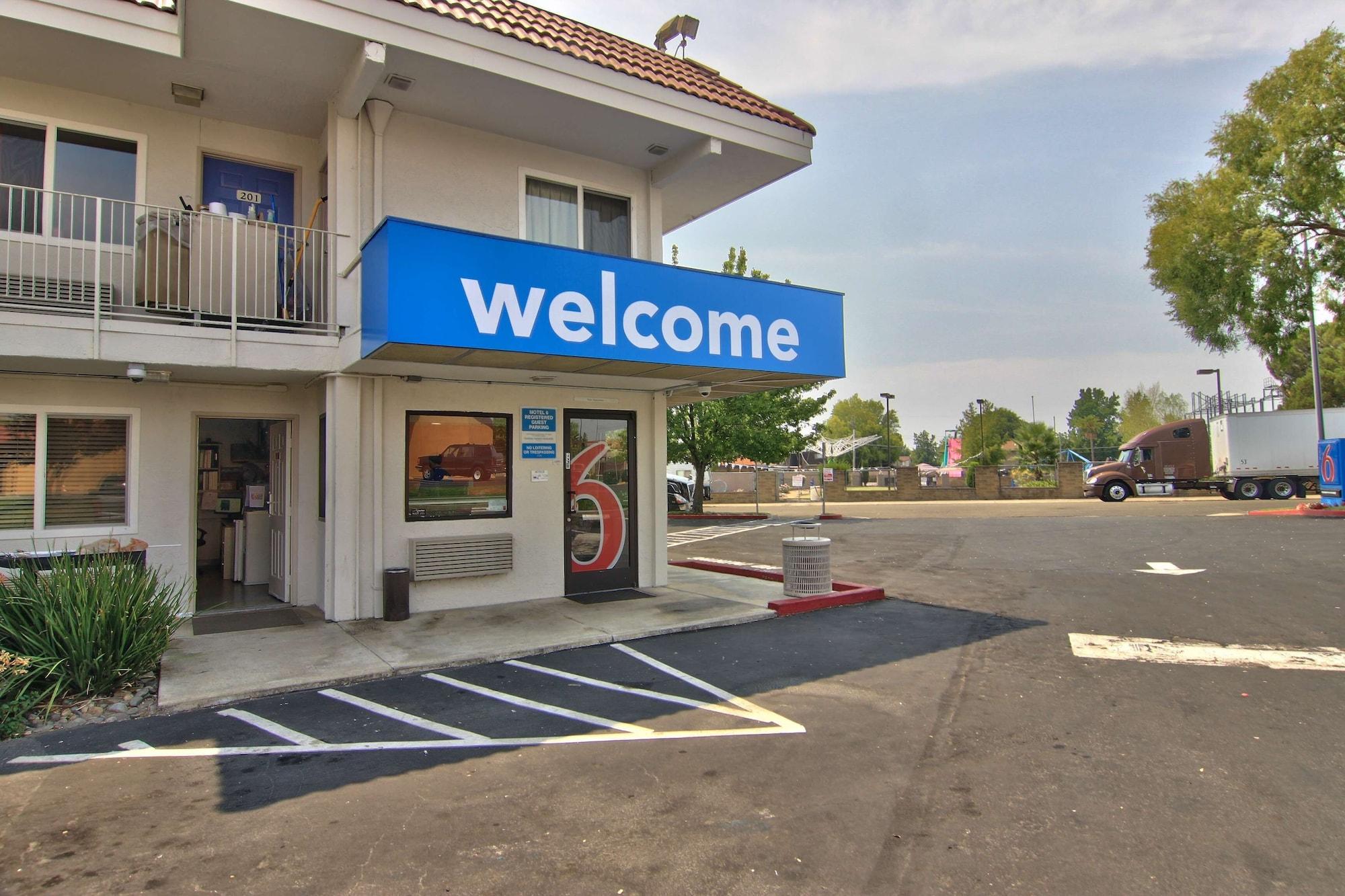 Vista Exterior Motel 6 Sacramento, CA - North