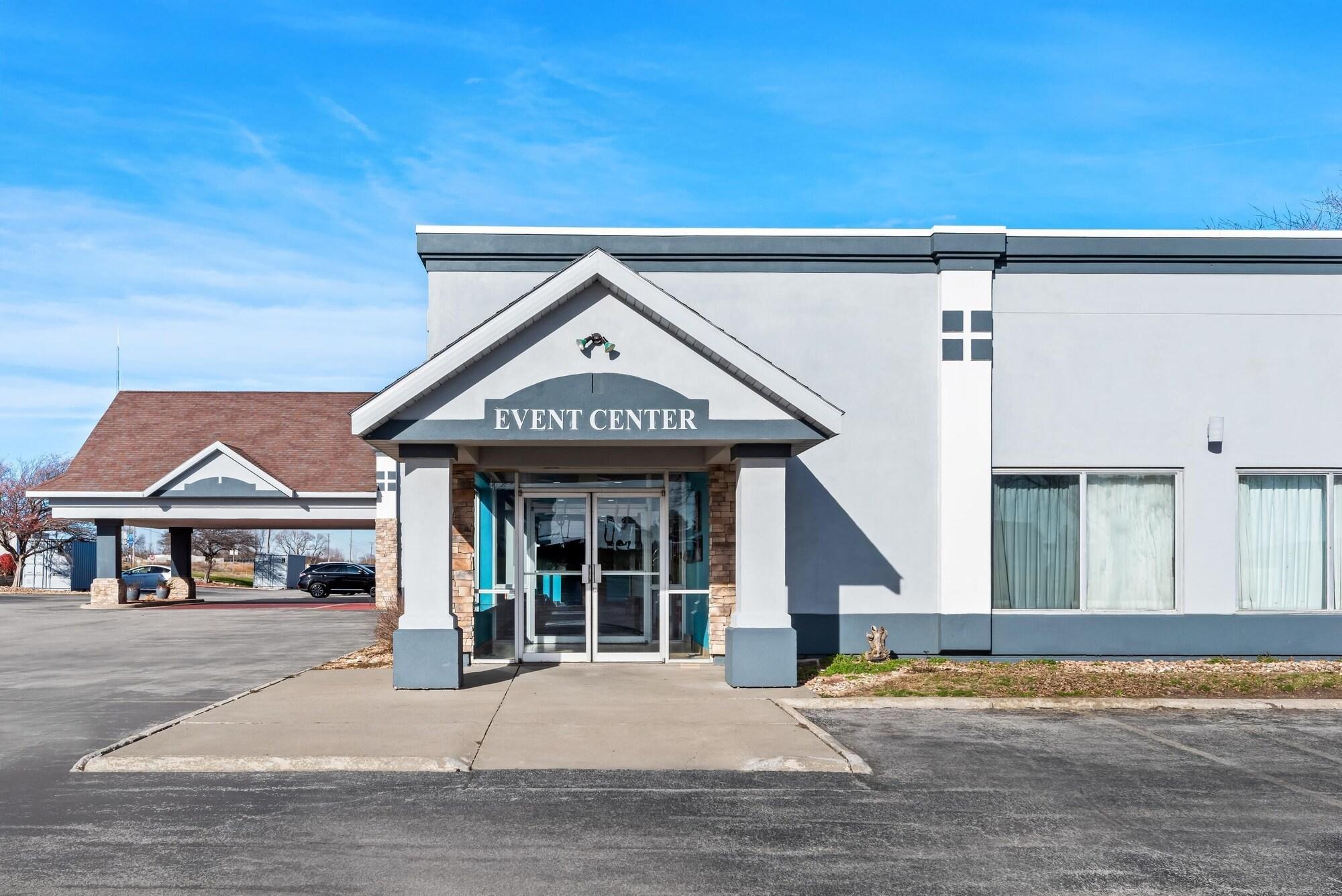 Vista Exterior Suburban Studios Fort Dodge