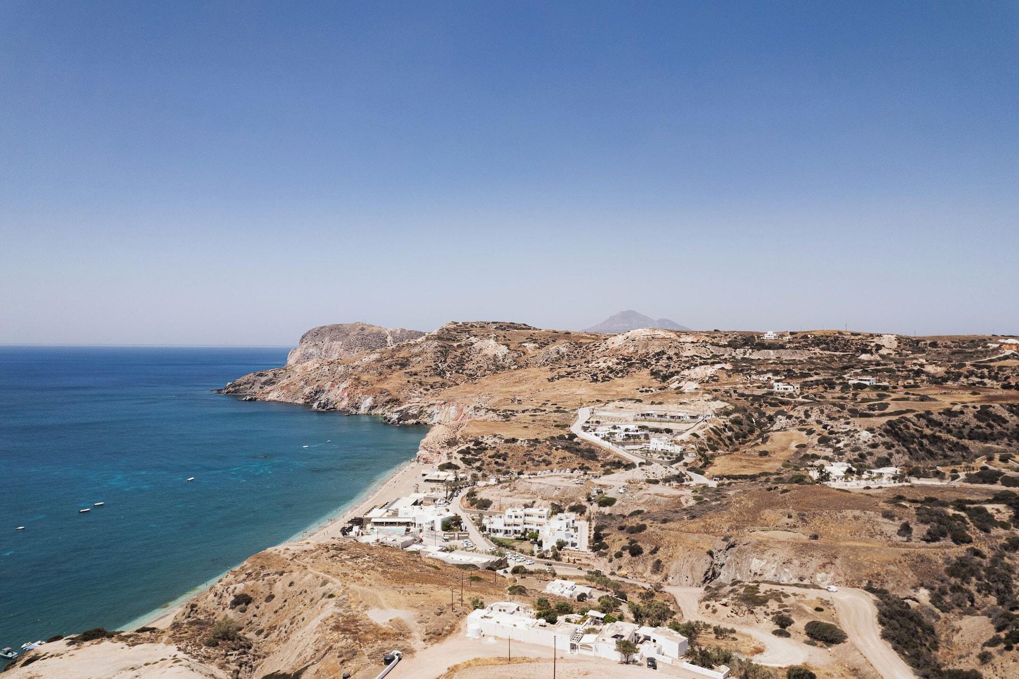 Vista Exterior Armony Suites Milos