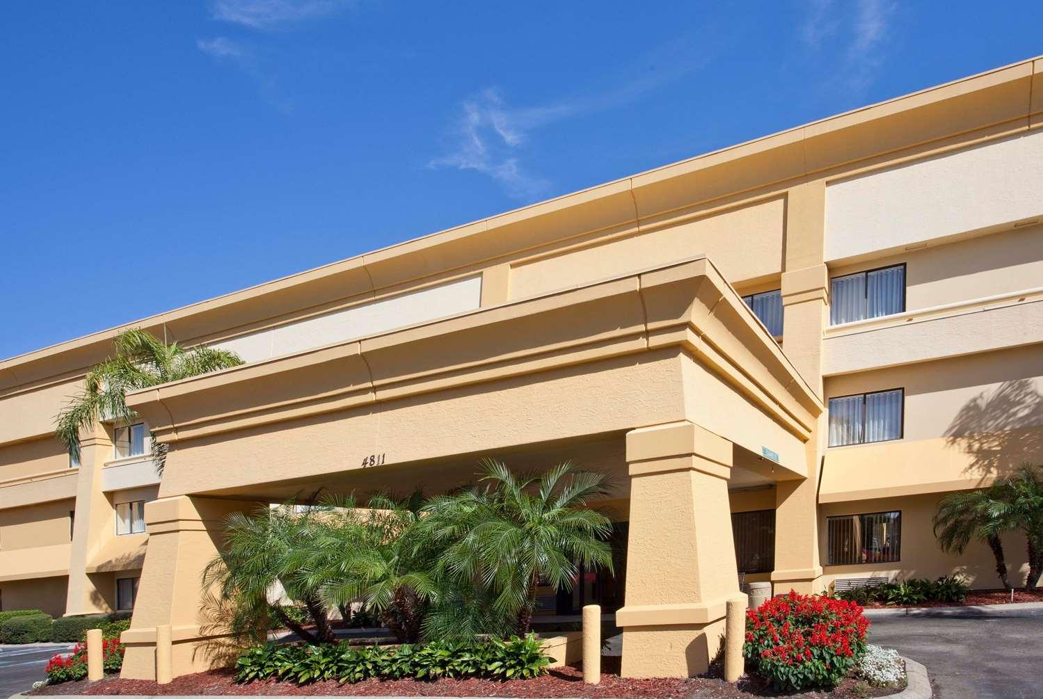 Exterior View La Quinta Inn & Suites Tampa Fairgrounds - Casino