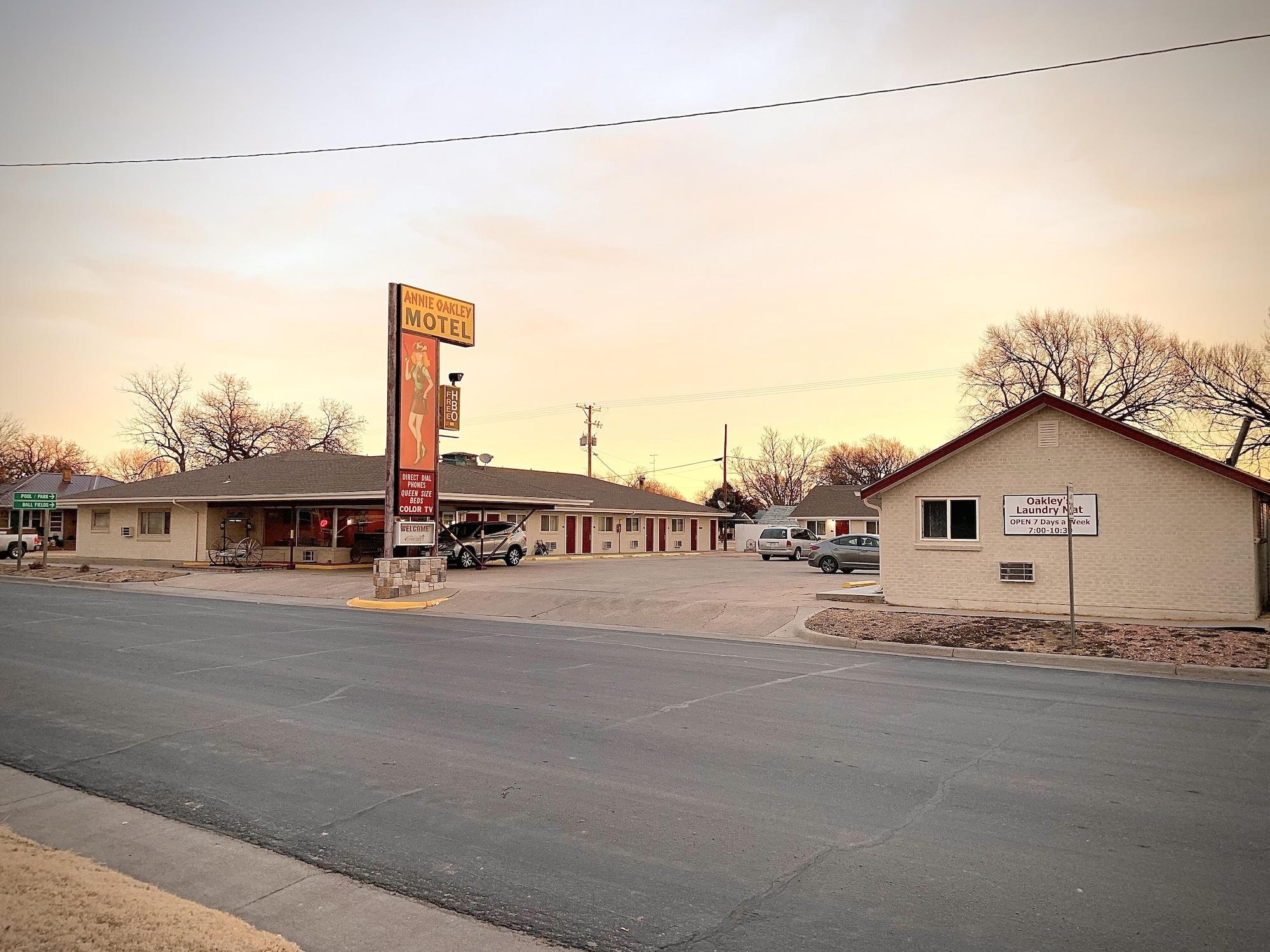 Varios Annie Oakley Motel Oakley