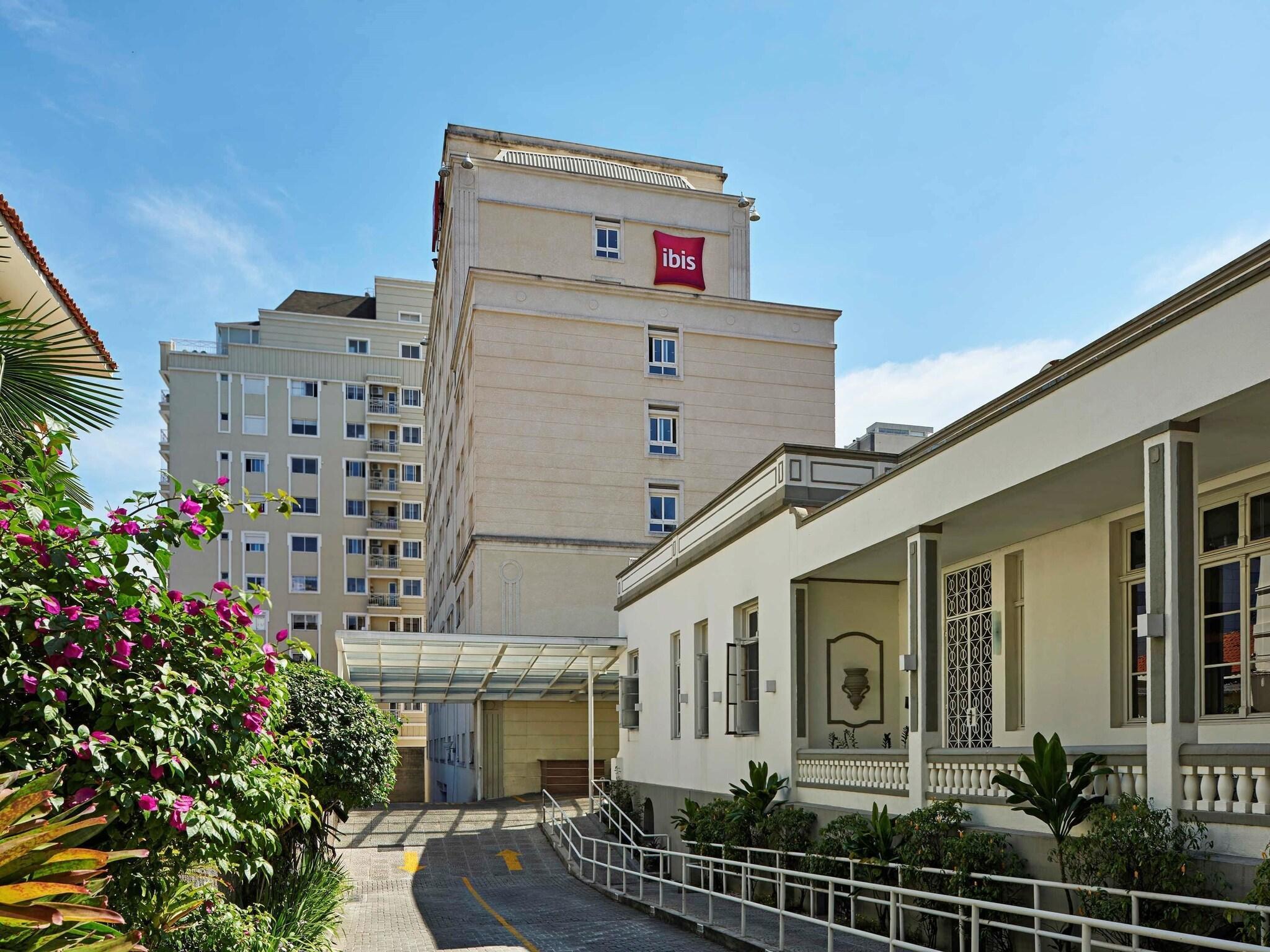 Vista Exterior ibis Curitiba Batel
