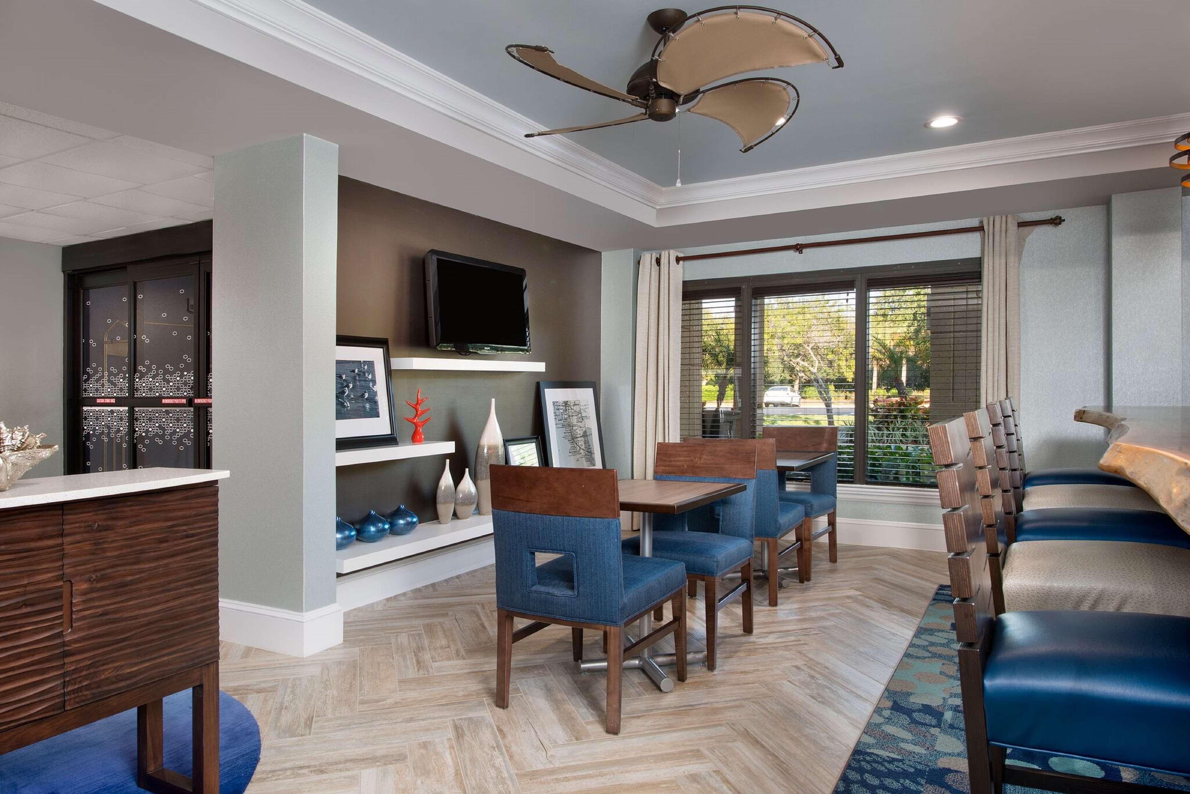 Vista Lobby Hampton Inn - Naples - I-75