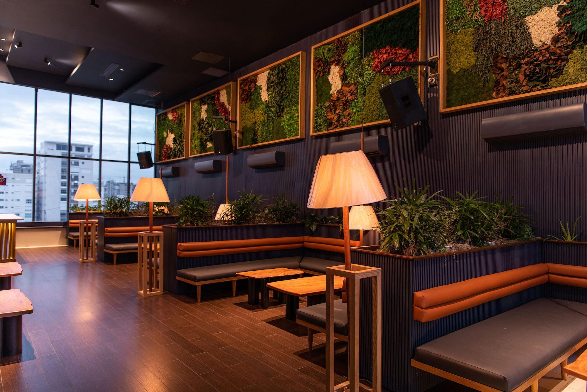 Bar/Salón Weston Suites & Hotel