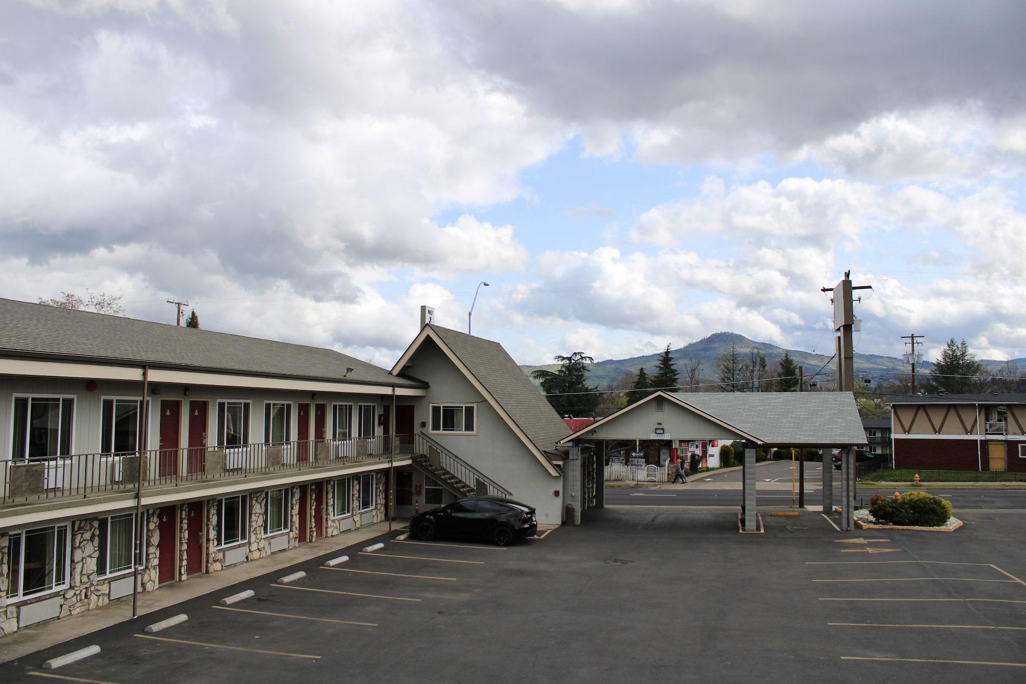 Vista Exterior Pine Tree Inn