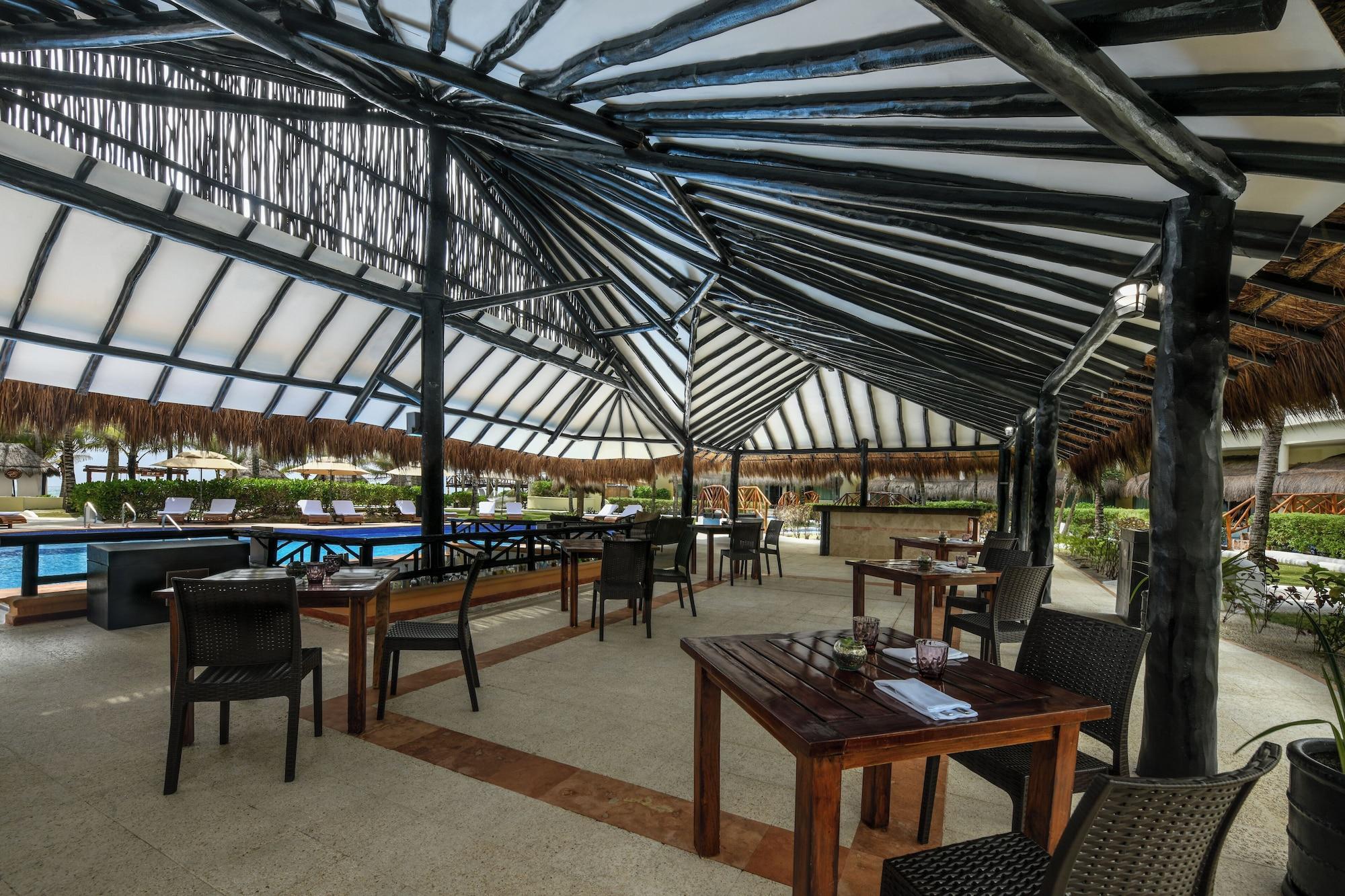 Restaurant El Dorado Casitas Royale, Catamarán, Cenote, All & More Inclusive - Adults Only