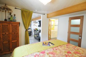 Alquiler Vacacional - Charming garden Hideaway apartment in Belmont Heights. Abundant outdoor seating.