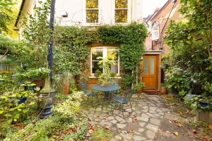 Alquiler Vacacional - The Abinger Place - Inviting 2bdr House With Study Room & Garden